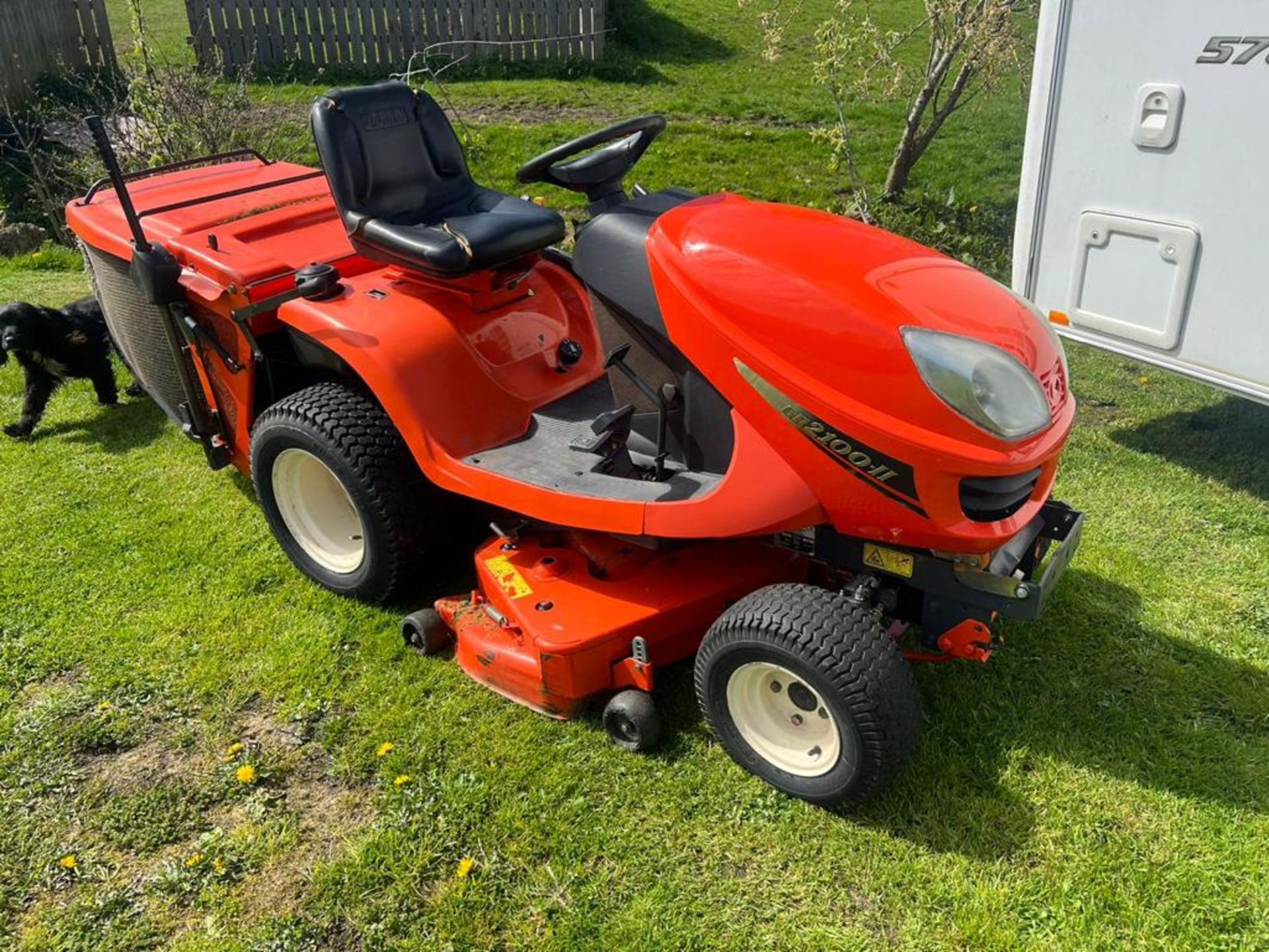 KUBOTA GR2100 4WD DIESEL RIDE ON MOWER - 1106 HOURS - REAR TIPPING COLLECTOR - Image 3 of 6