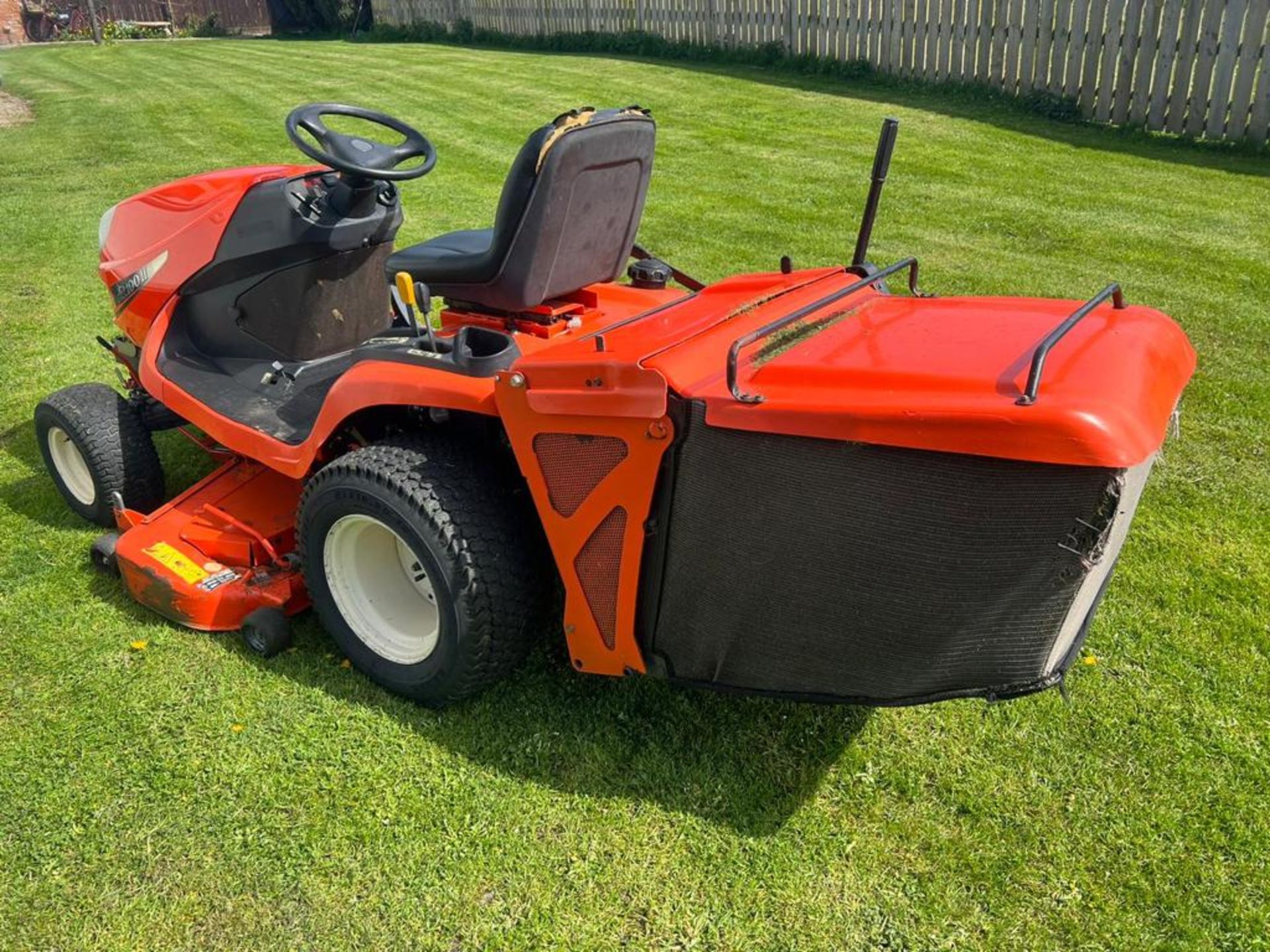 KUBOTA GR2100 4WD DIESEL RIDE ON MOWER - 1106 HOURS - REAR TIPPING COLLECTOR - Image 4 of 6