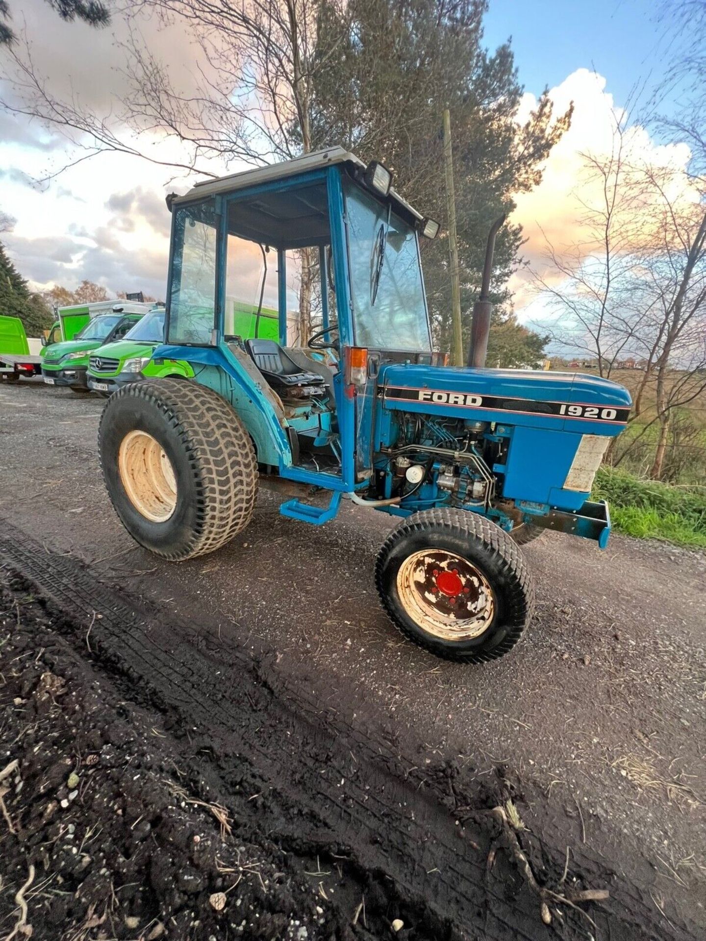 FORD TRACTOR 1920 COMPACT TRACTOR 4X4 4WD CABBED UTILITY GARDEN TURF TYRES - Image 3 of 13