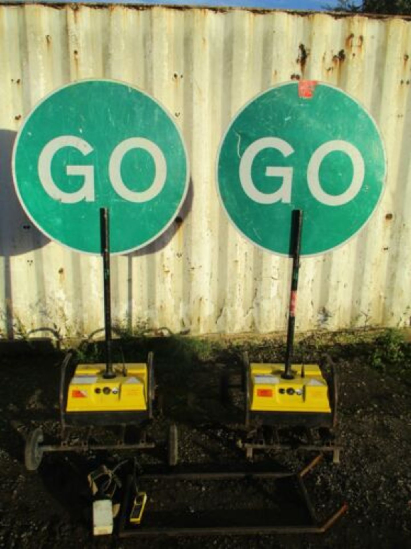 PIKE ROBOSIGN STOP GO BOARDS TRAFFIC LIGHTS SIGN LIGHT BATTERY 2 WAY DELIVERY - Image 2 of 4