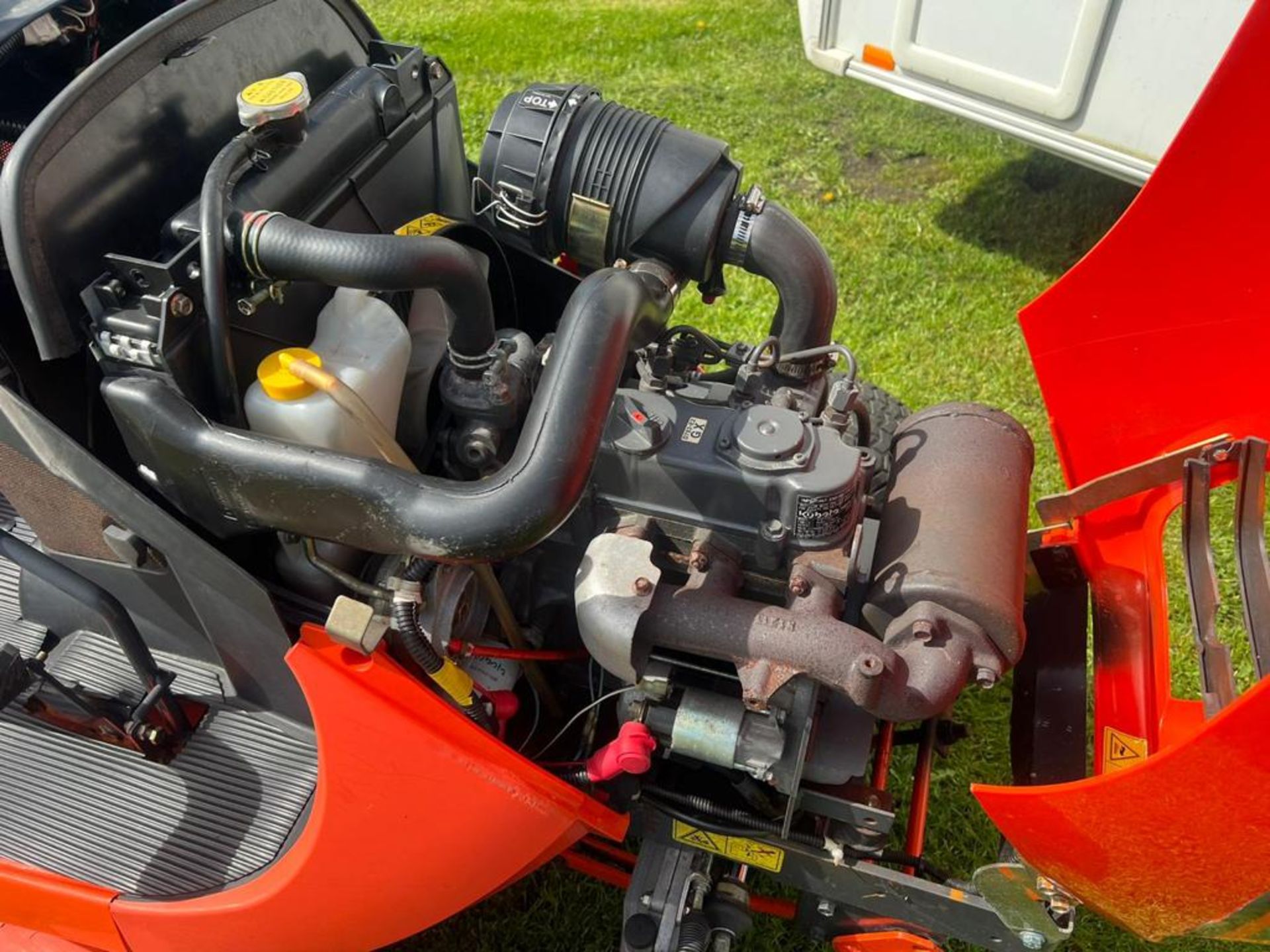 KUBOTA GR2100 4WD DIESEL RIDE ON MOWER - 1106 HOURS - REAR TIPPING COLLECTOR - Image 6 of 6