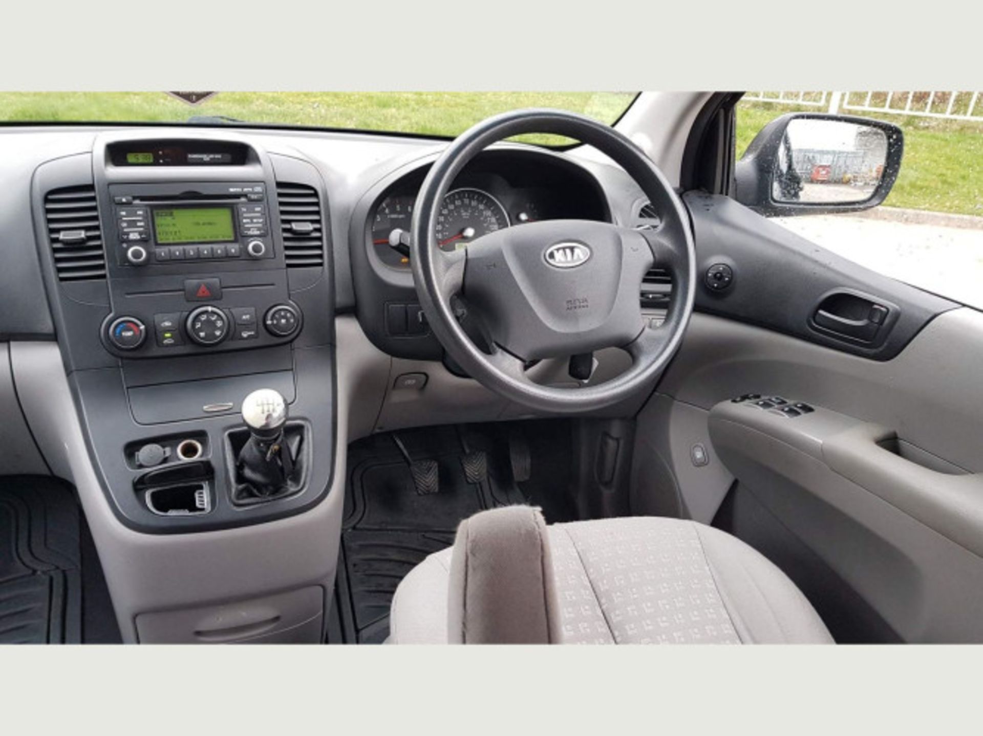 KIA SEDONA 2.2 CRDI 1 5DR (2010) - Image 22 of 57