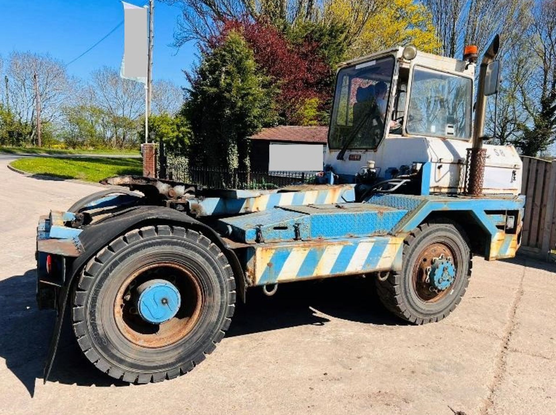 SISU TR-150A/2600 4WD TUG C/W VOLVO TURBO ENGINE - Image 4 of 23