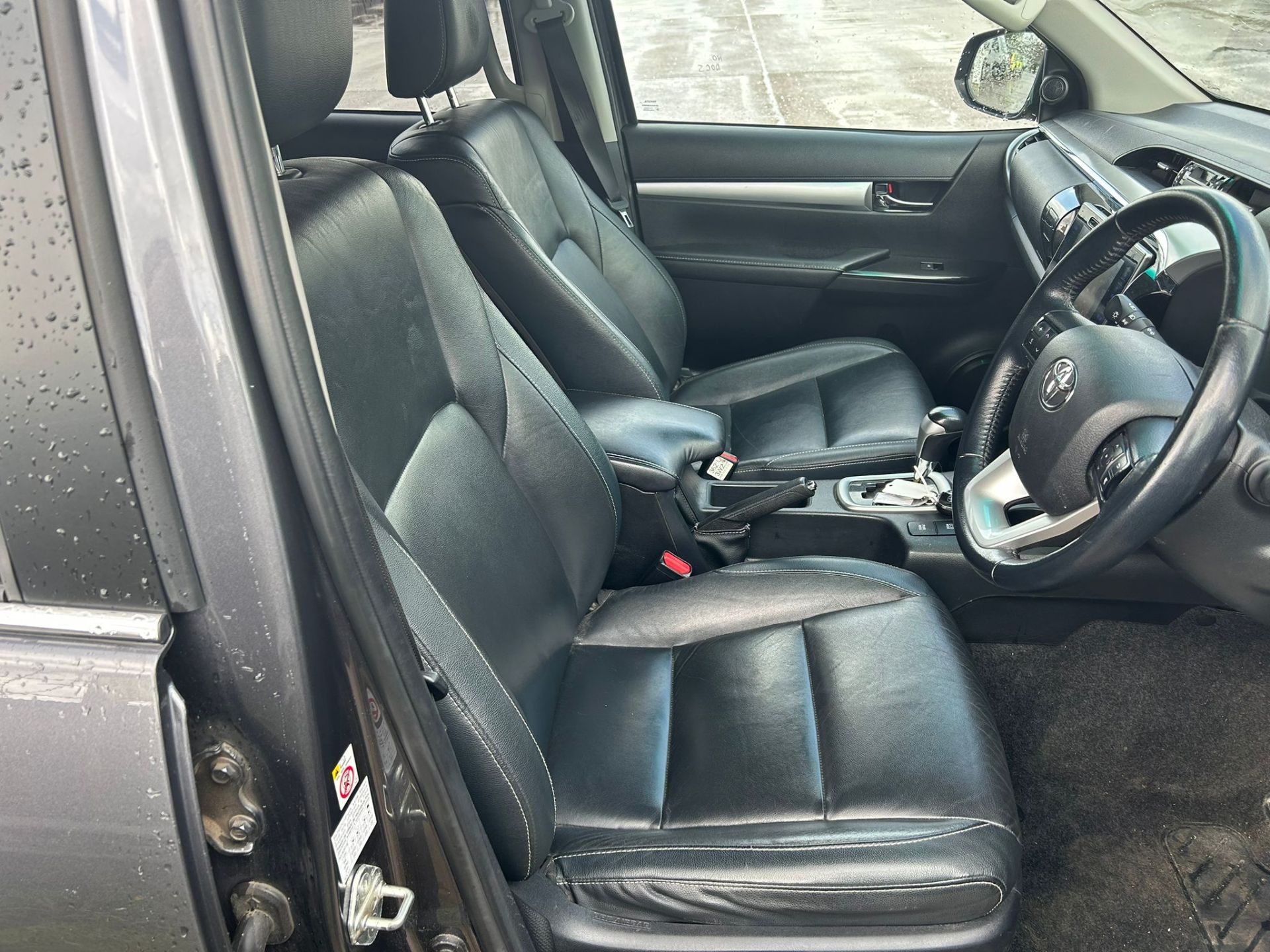 AUTOMATIC 2018 TOYOTA HILUX INVINCIBLE X WITH CANOPY - FULL LEATHER - NEW BF TYRES 7K MILES - Image 12 of 13