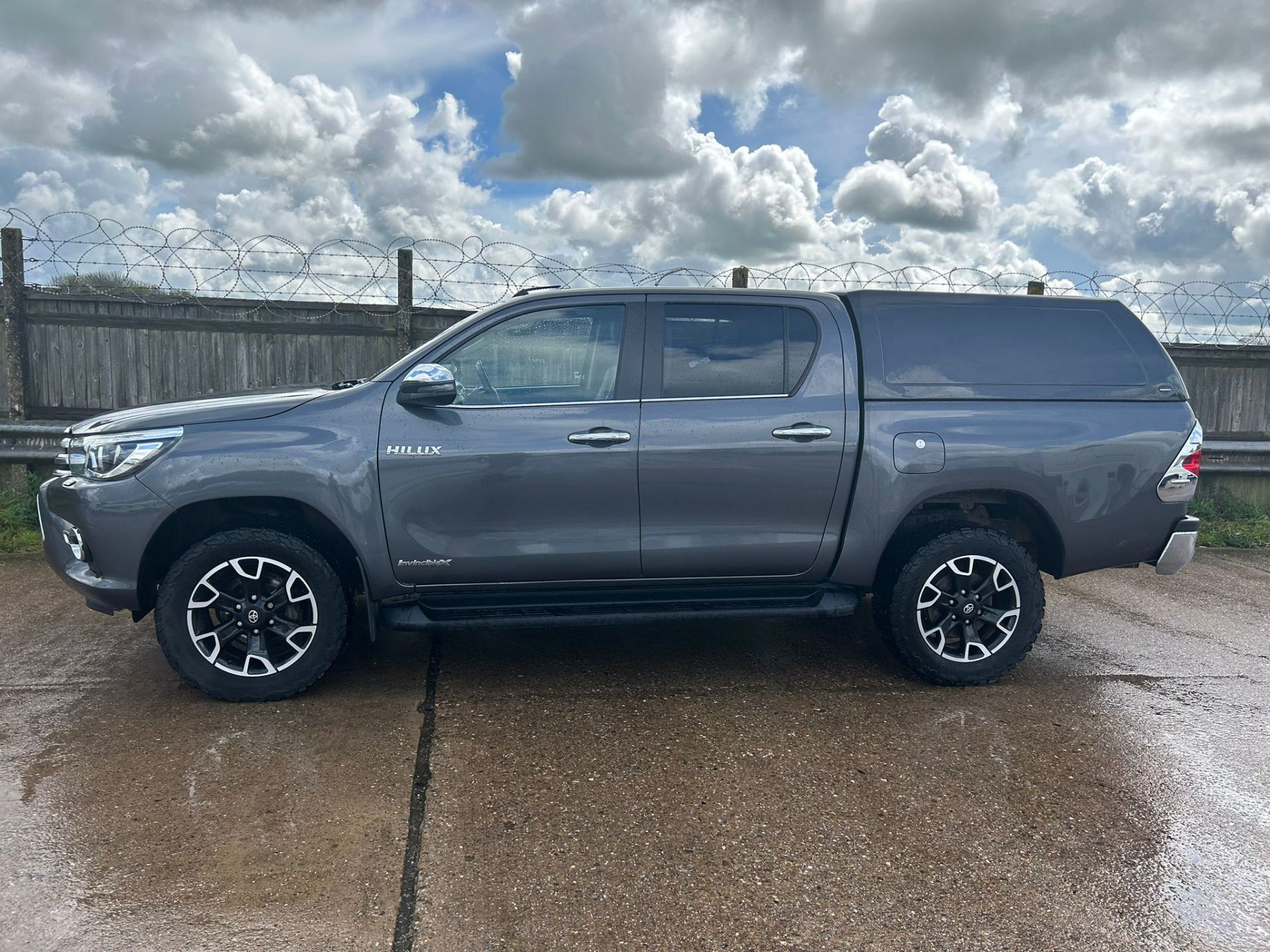 AUTOMATIC 2018 TOYOTA HILUX INVINCIBLE X WITH CANOPY - FULL LEATHER - NEW BF TYRES 7K MILES - Image 5 of 13