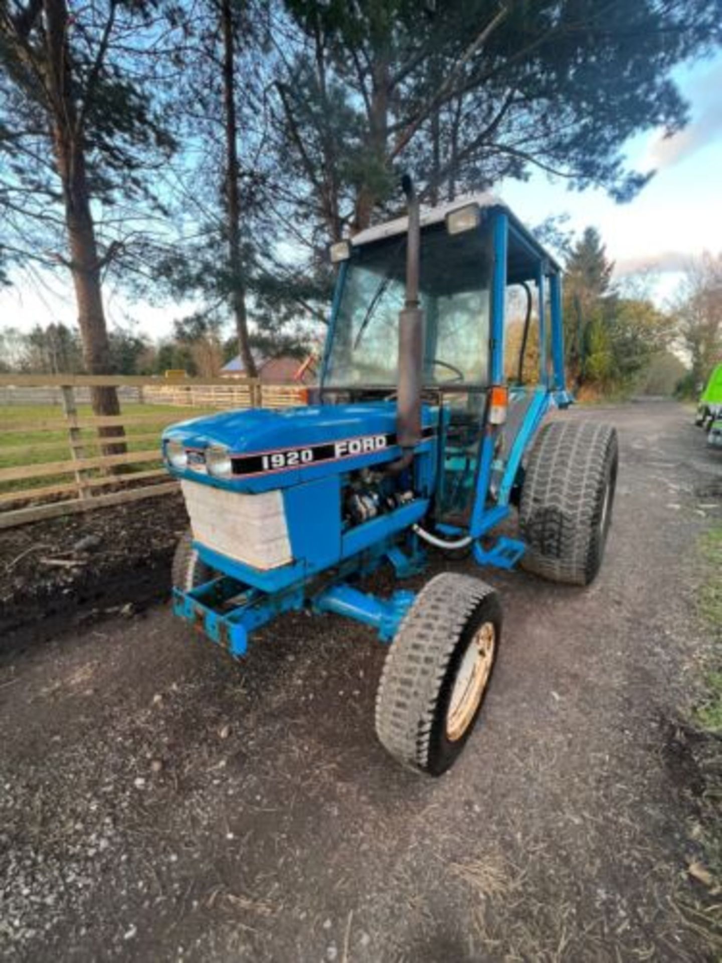 FORD TRACTOR 1920 COMPACT TRACTOR 4X4 4WD CABBED UTILITY GARDEN TURF TYRES