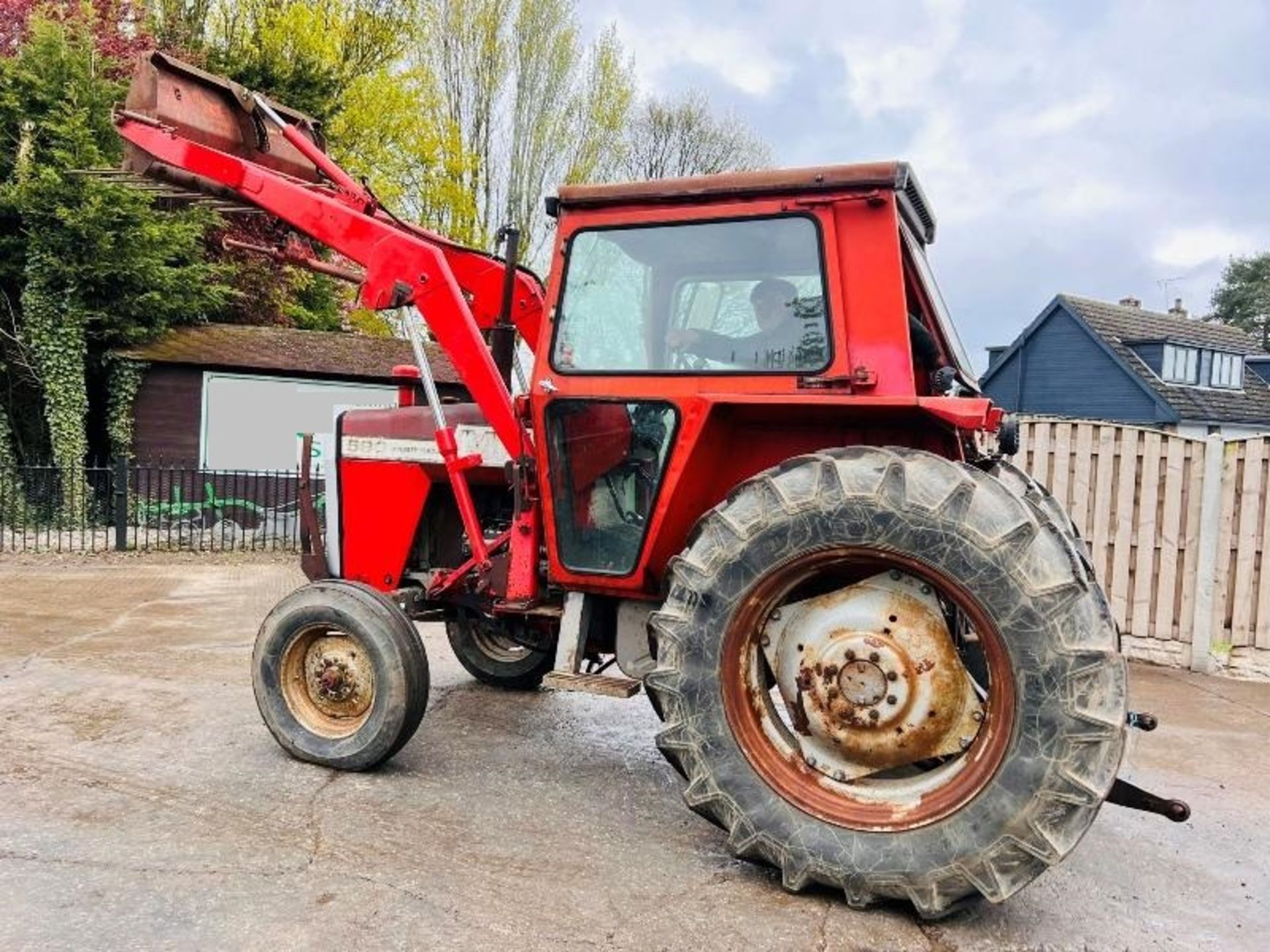 MASSEY FERGUSON MF590 TRACTOR C/W FRONT LOADER & MUCK FOLKS - Image 13 of 15