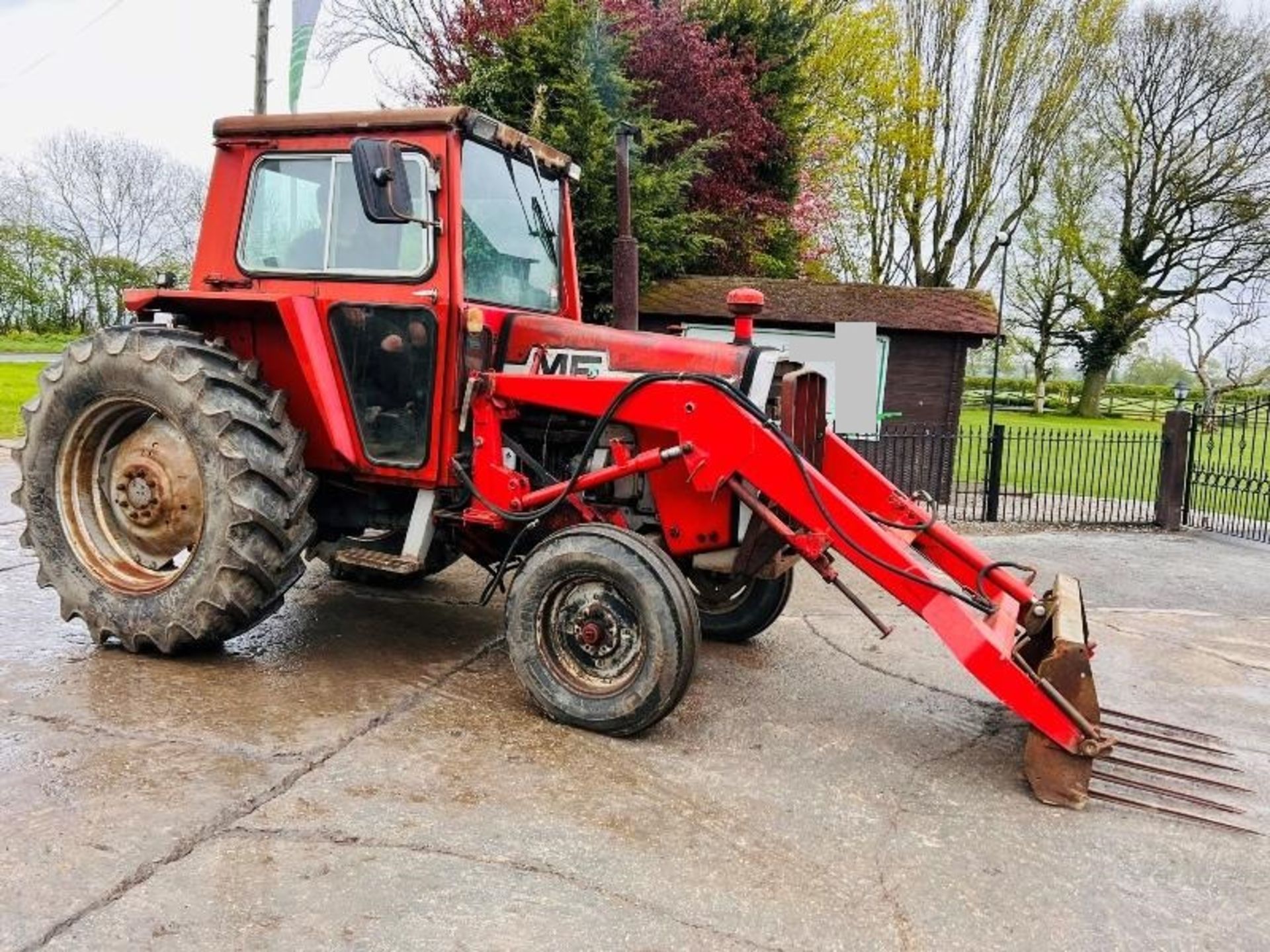 MASSEY FERGUSON MF590 TRACTOR C/W FRONT LOADER & MUCK FOLKS - Image 10 of 15