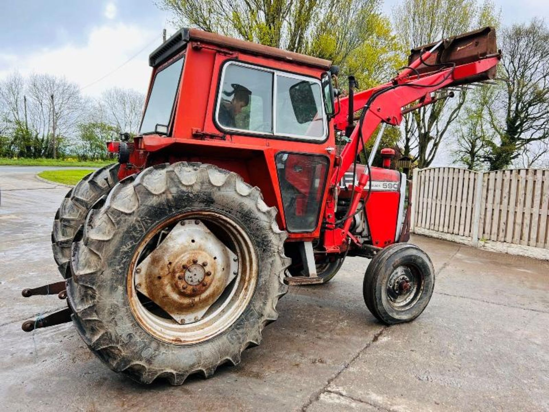 MASSEY FERGUSON MF590 TRACTOR C/W FRONT LOADER & MUCK FOLKS - Image 6 of 15