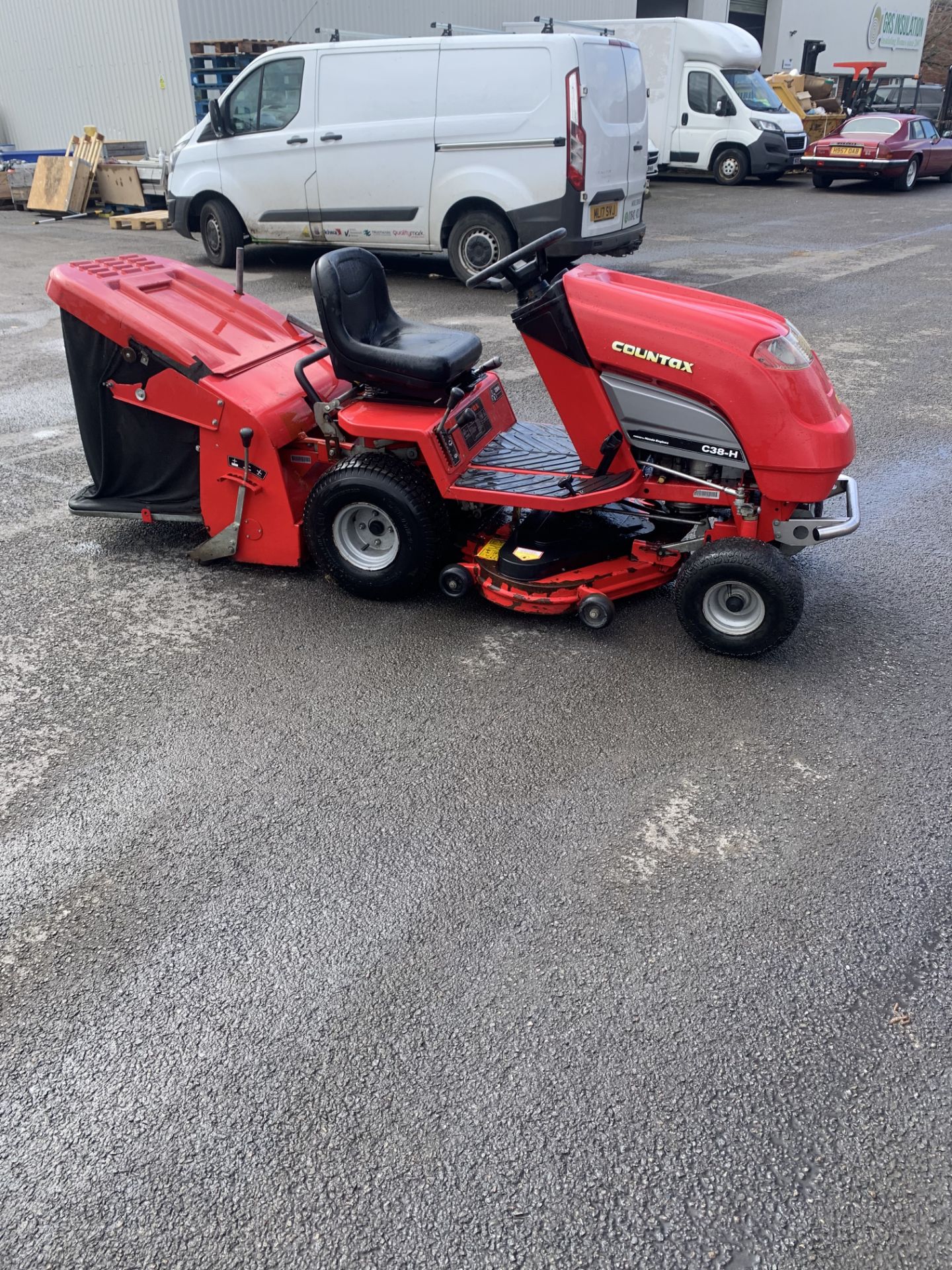 COUNTAX C38-H RIDE ON LAWNMOWER HONDA ENGINE NO VAT. - Image 4 of 4