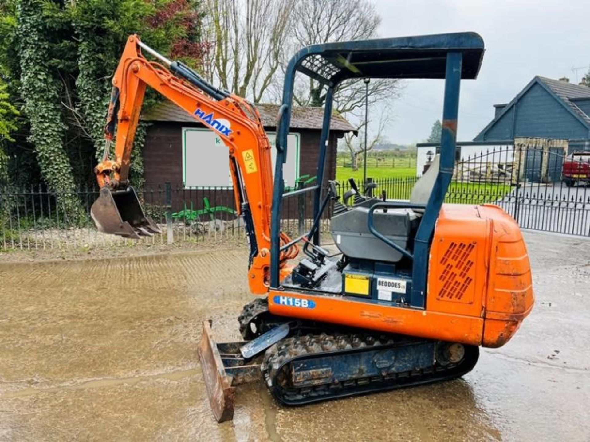 HANIX H15B TRACKED EXCAVATOR C/W OFF SET BOOM & RUBBER TRACKS.