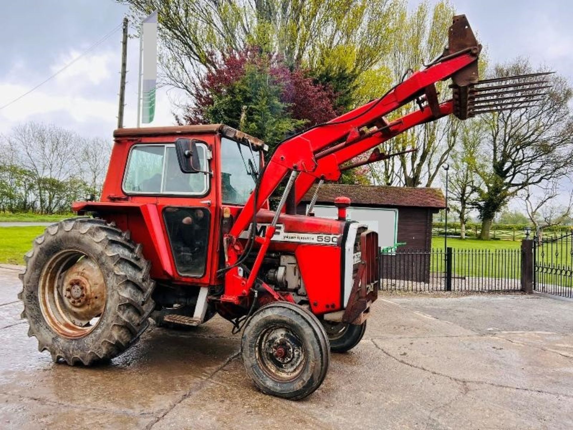 MASSEY FERGUSON MF590 TRACTOR C/W FRONT LOADER & MUCK FOLKS - Image 9 of 15