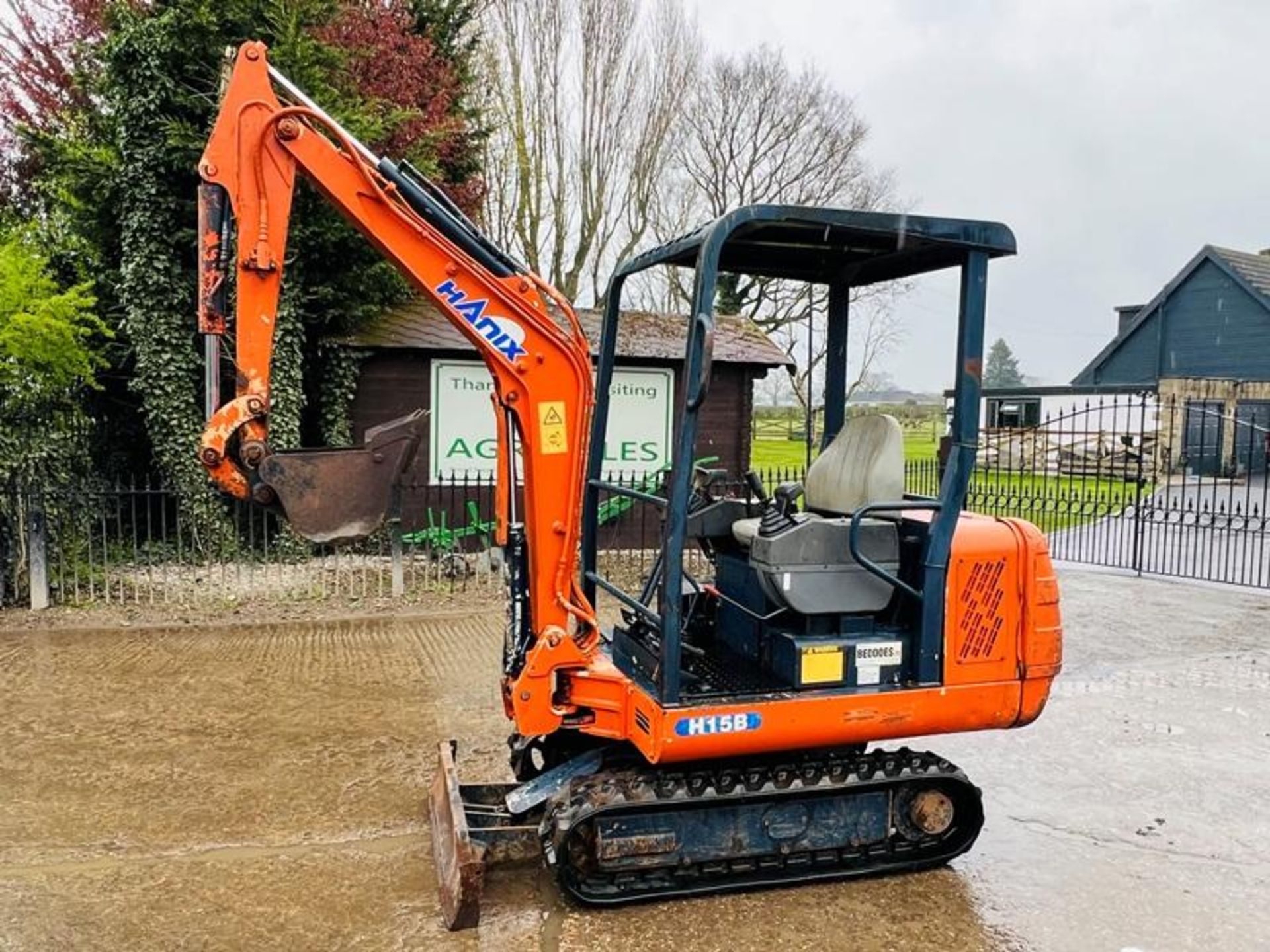 HANIX H15B TRACKED EXCAVATOR C/W OFF SET BOOM & RUBBER TRACKS. - Image 2 of 11