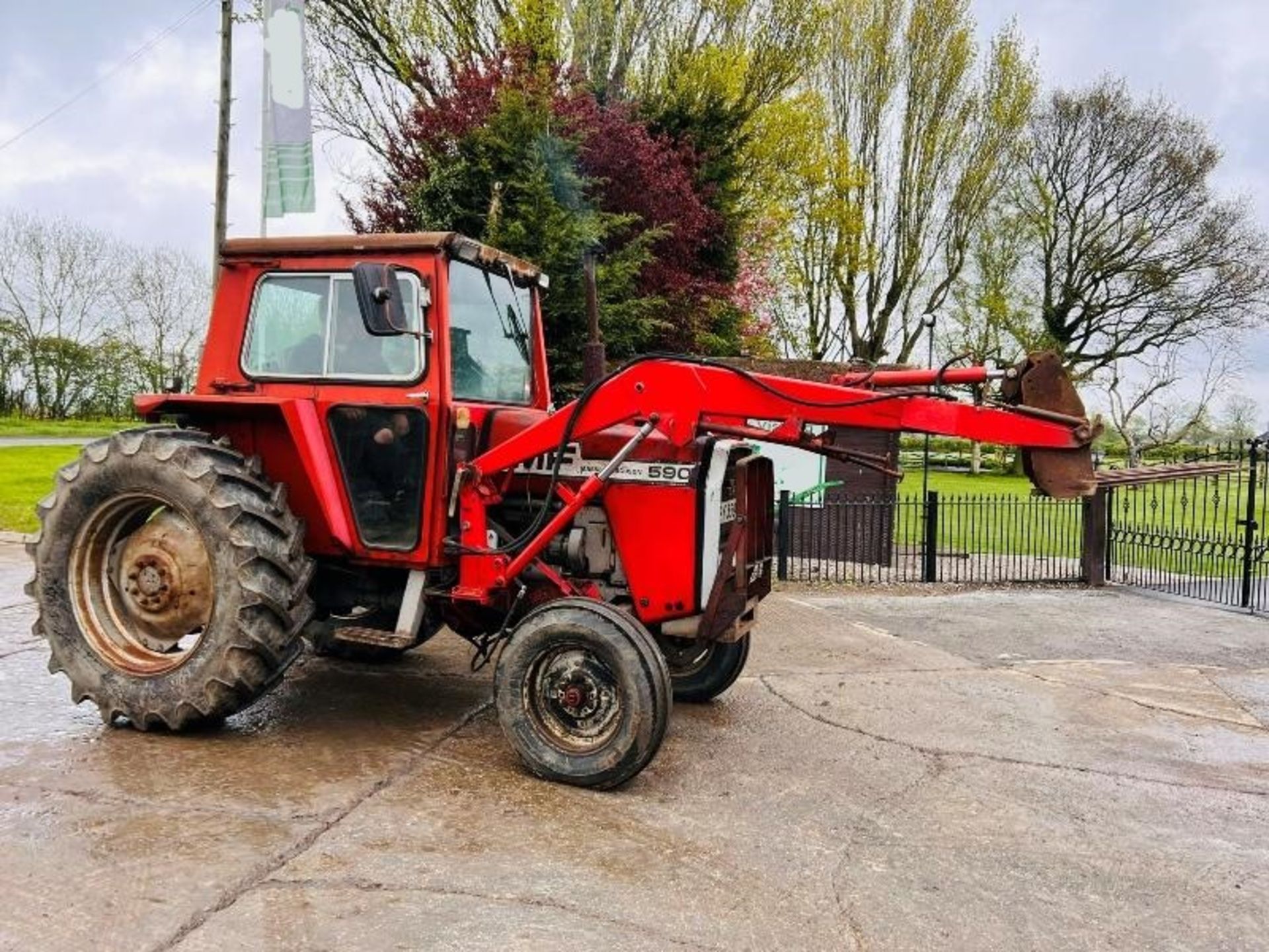 MASSEY FERGUSON MF590 TRACTOR C/W FRONT LOADER & MUCK FOLKS - Image 11 of 15