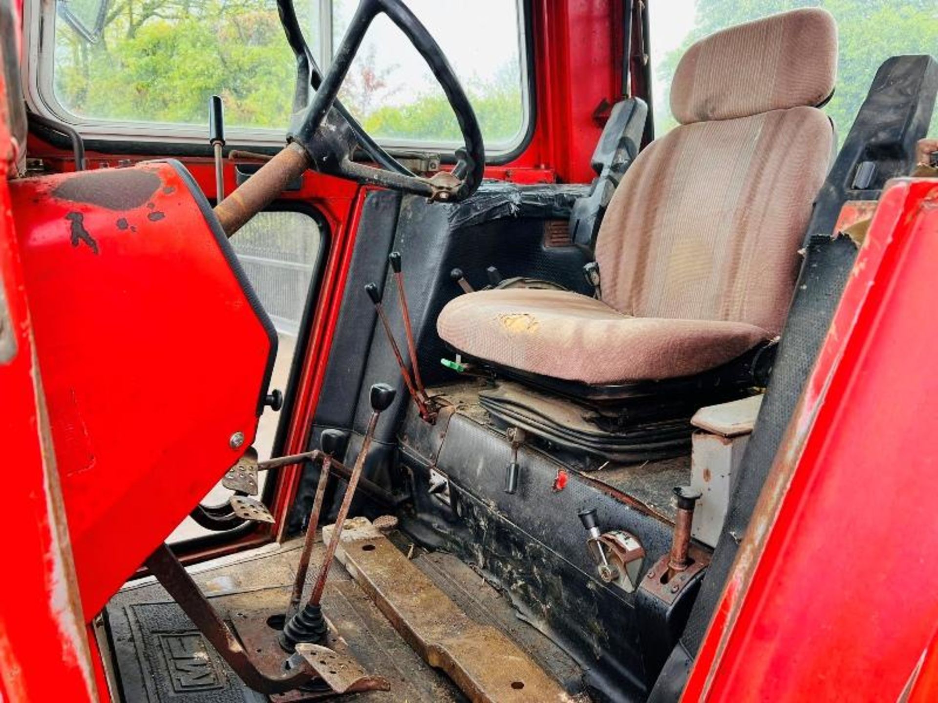 MASSEY FERGUSON MF590 TRACTOR C/W FRONT LOADER & MUCK FOLKS - Image 14 of 15