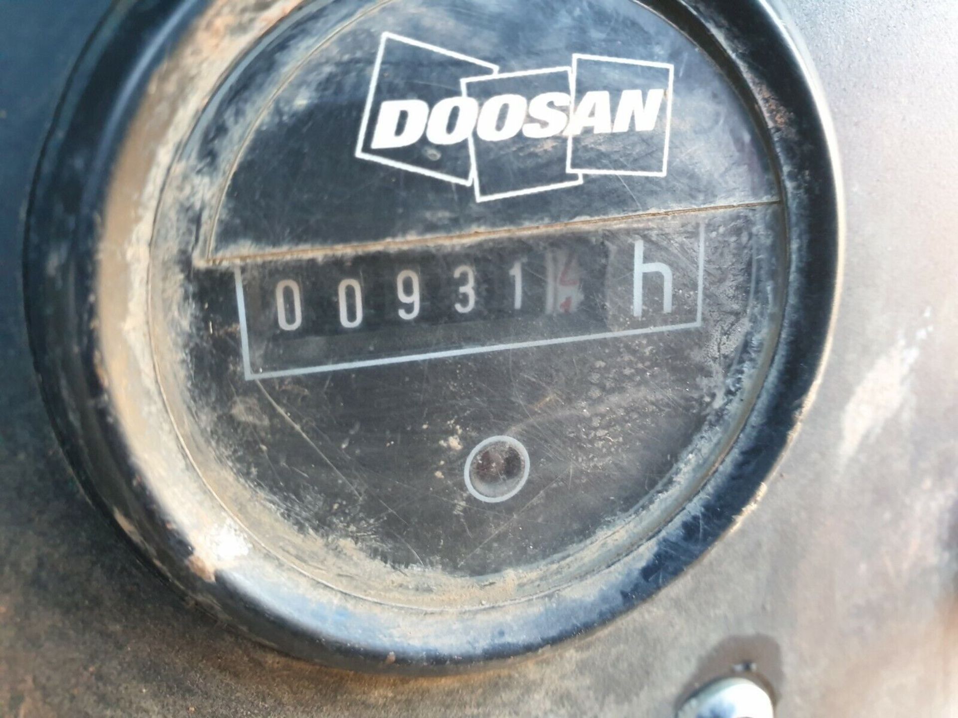 DOOSAN INGERSOLL RAND 7/31E DIESEL PORTABLE AIR COMPRESSOR WITH 110V GENERATOR - Image 7 of 8