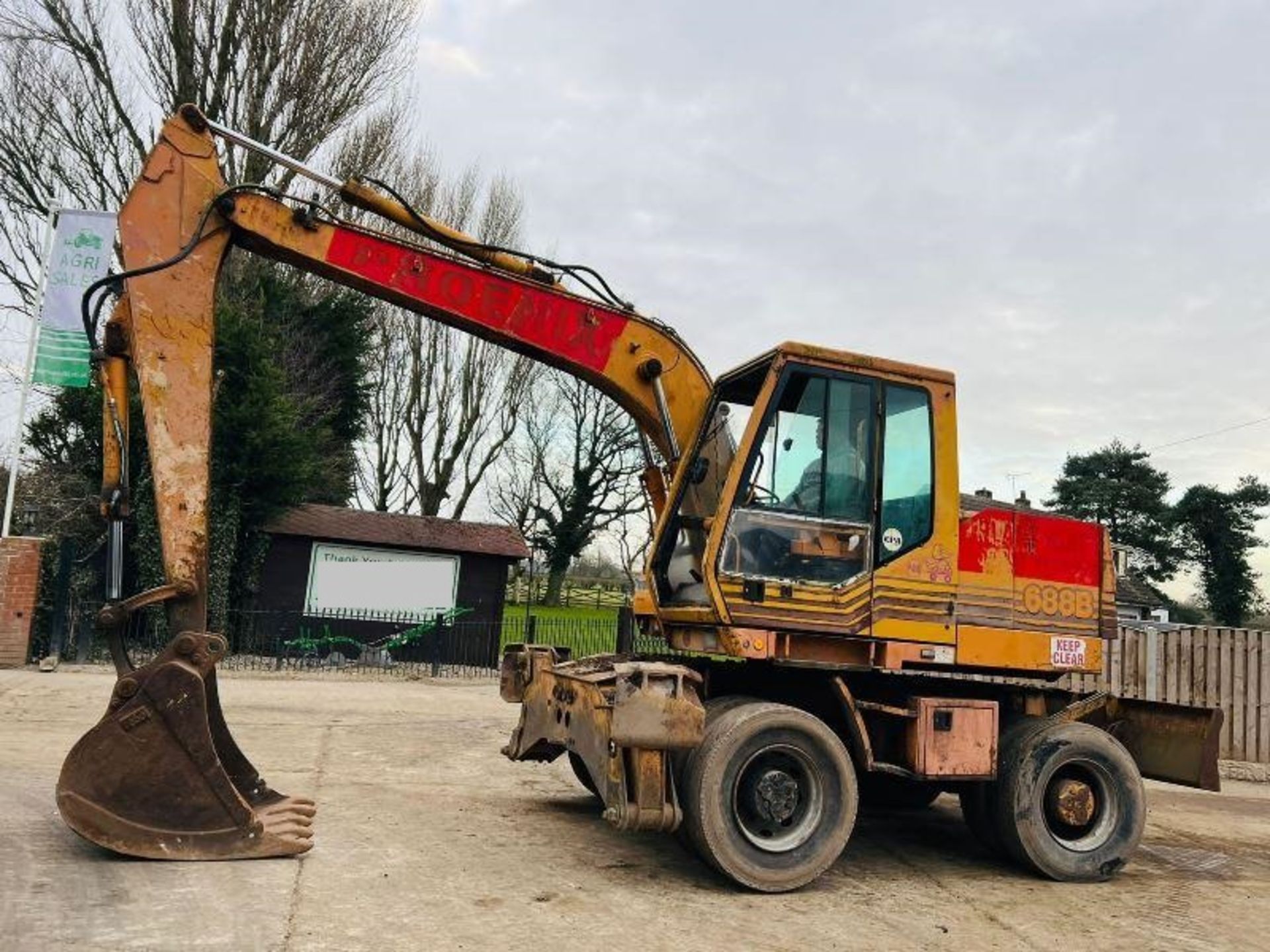 CASE 688B WHEELED EXCAVATOR C/W BUCKET - Bild 8 aus 10