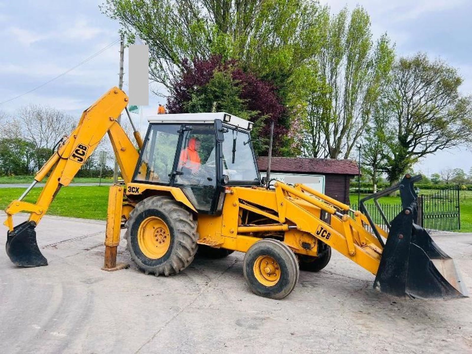 JCB 3CX BACKHOE DIGGER C/W EXTENDING DIG & 4 IN 1 BUCKET - Image 2 of 20