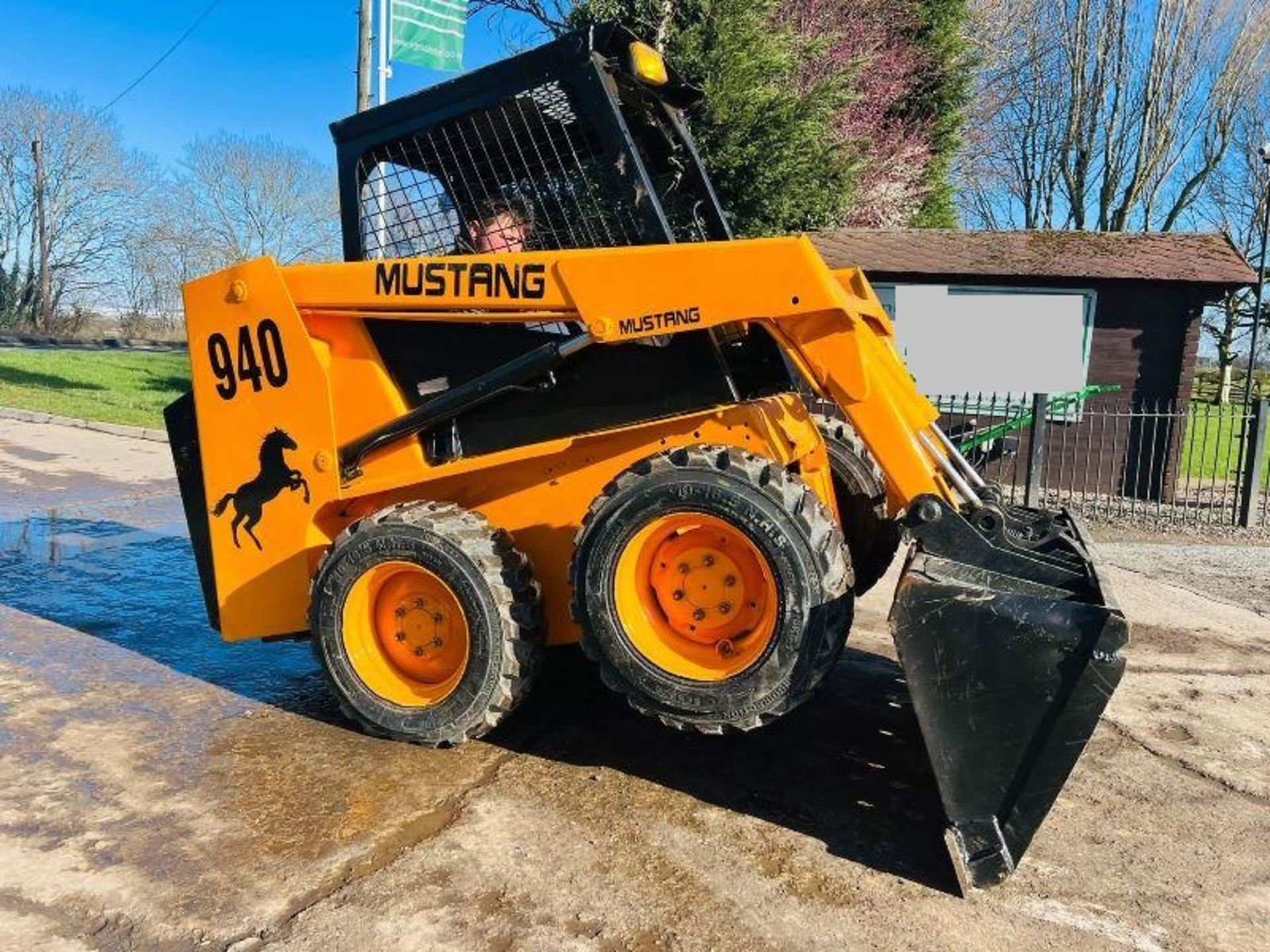 MUSTANG 940 4WD SKIDSTEER C/W BUCKET - Image 9 of 11