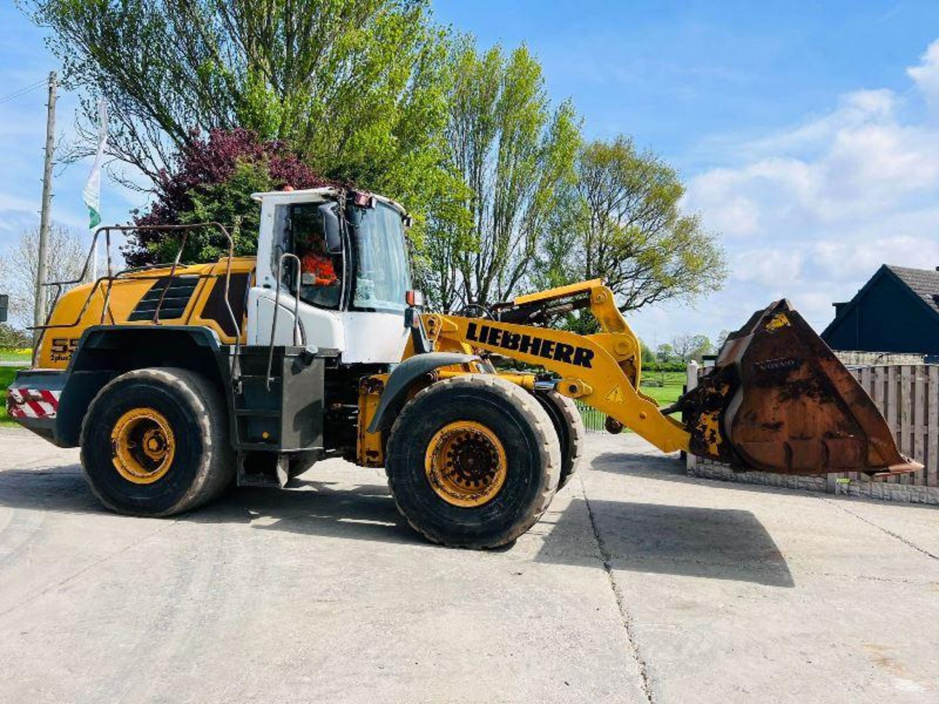 LIEBHERR L556 4WD LOADING SHOVEL *YEAR 2011* C/W REVERSE CAMERA - Image 27 of 29