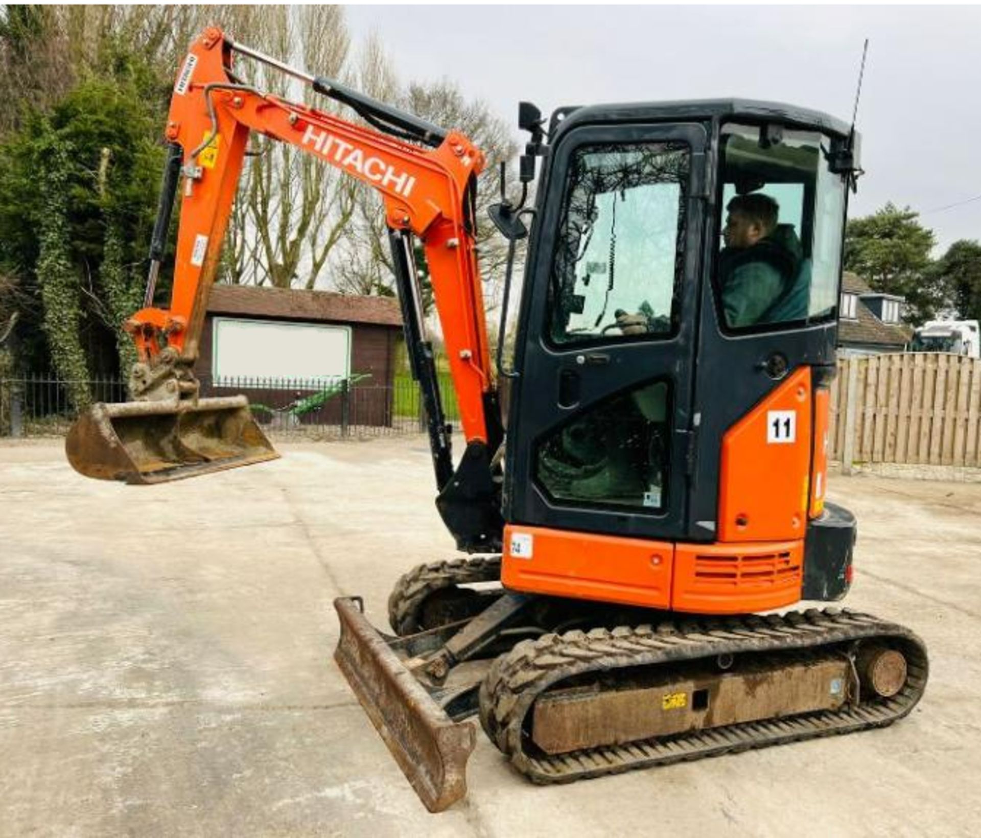 HITACHI ZAXIS ZX26U-6A * YEAR 2017 , 2524 HOURS * C/W RUBBER TRACKS - Bild 2 aus 13