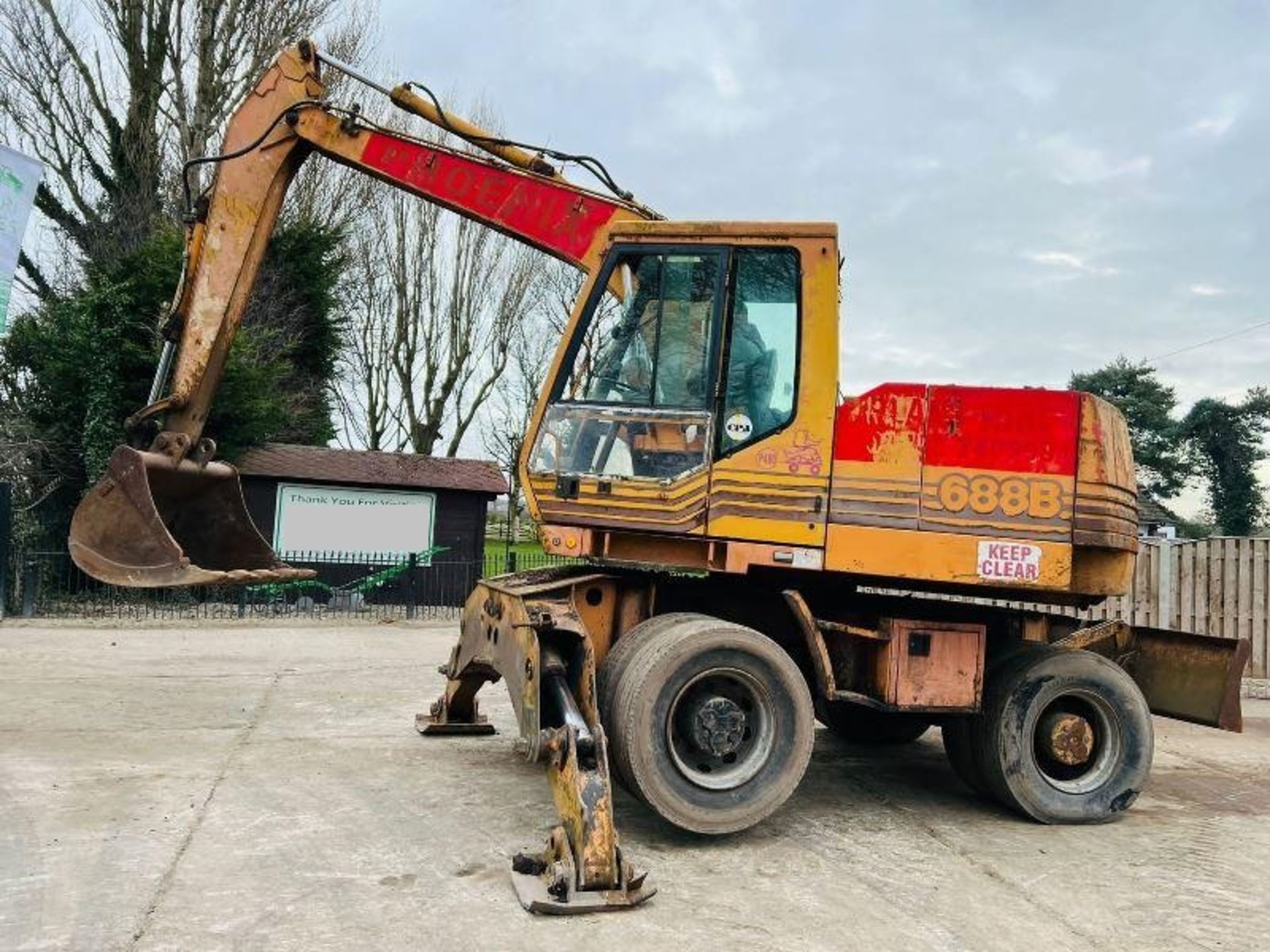 CASE 688B WHEELED EXCAVATOR C/W BUCKET