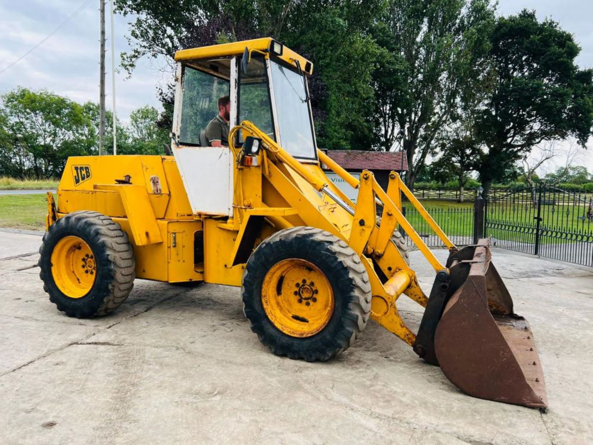 JCB 410 4WD LOADING SHOVEL C/W BUCKET - Image 10 of 14