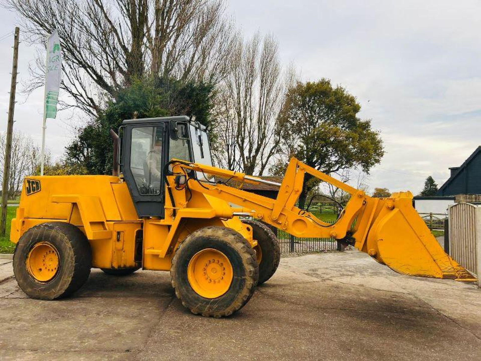 JCB 425 4WD LOADING SHOVEL C/W BUCKET