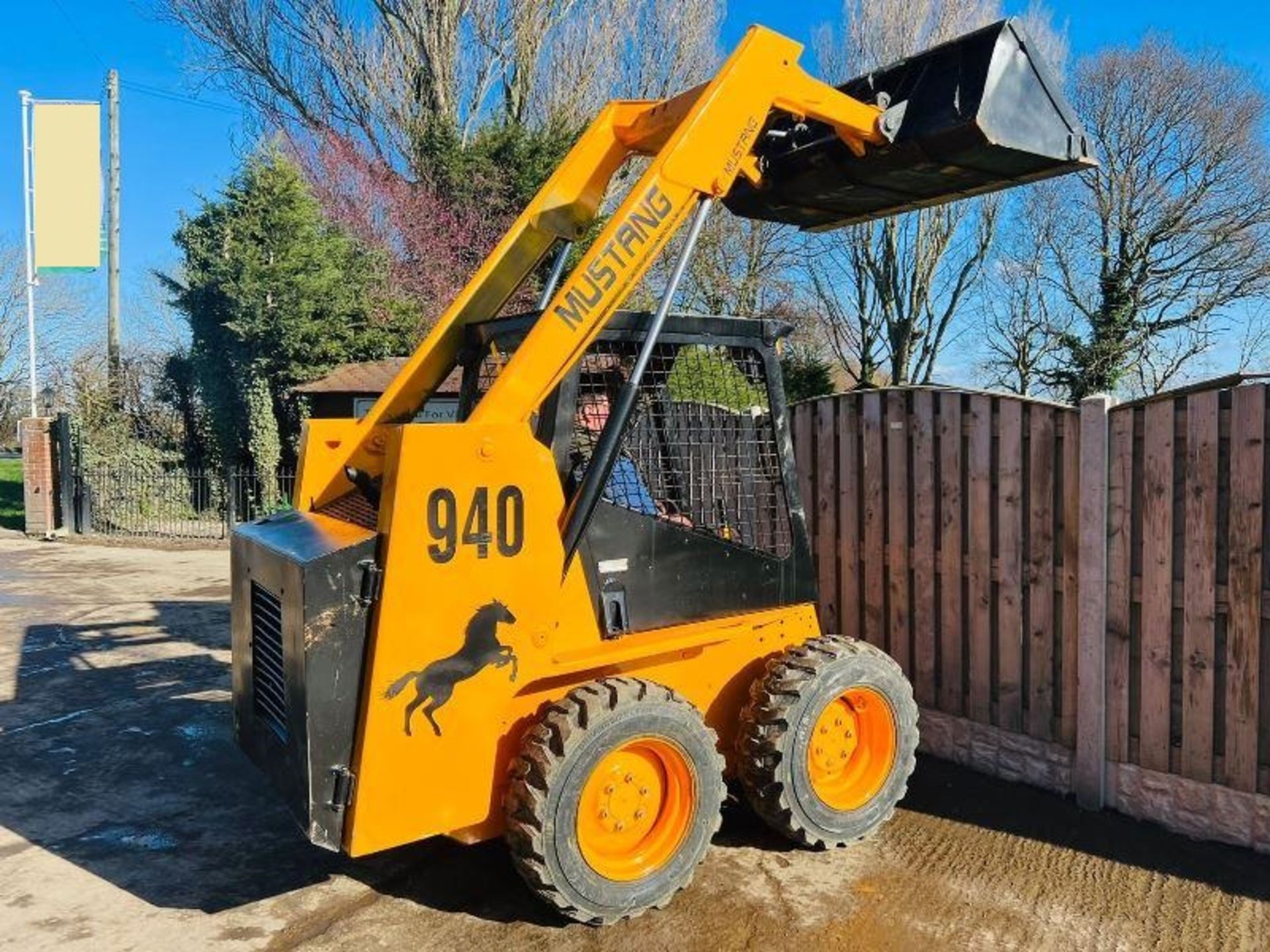 MUSTANG 940 4WD SKIDSTEER C/W BUCKET - Image 10 of 11