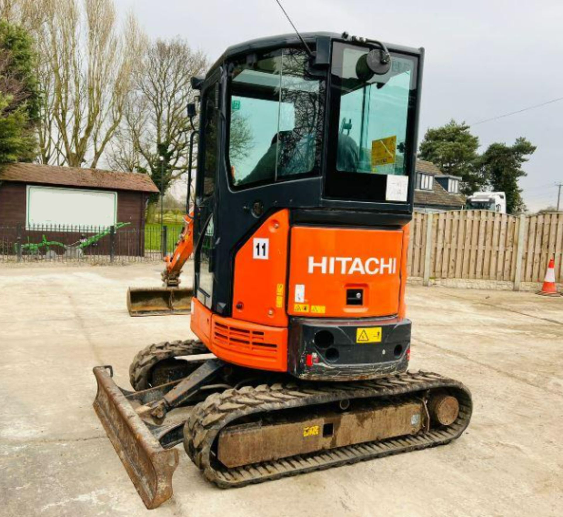 HITACHI ZAXIS ZX26U-6A * YEAR 2017 , 2524 HOURS * C/W RUBBER TRACKS - Bild 9 aus 13