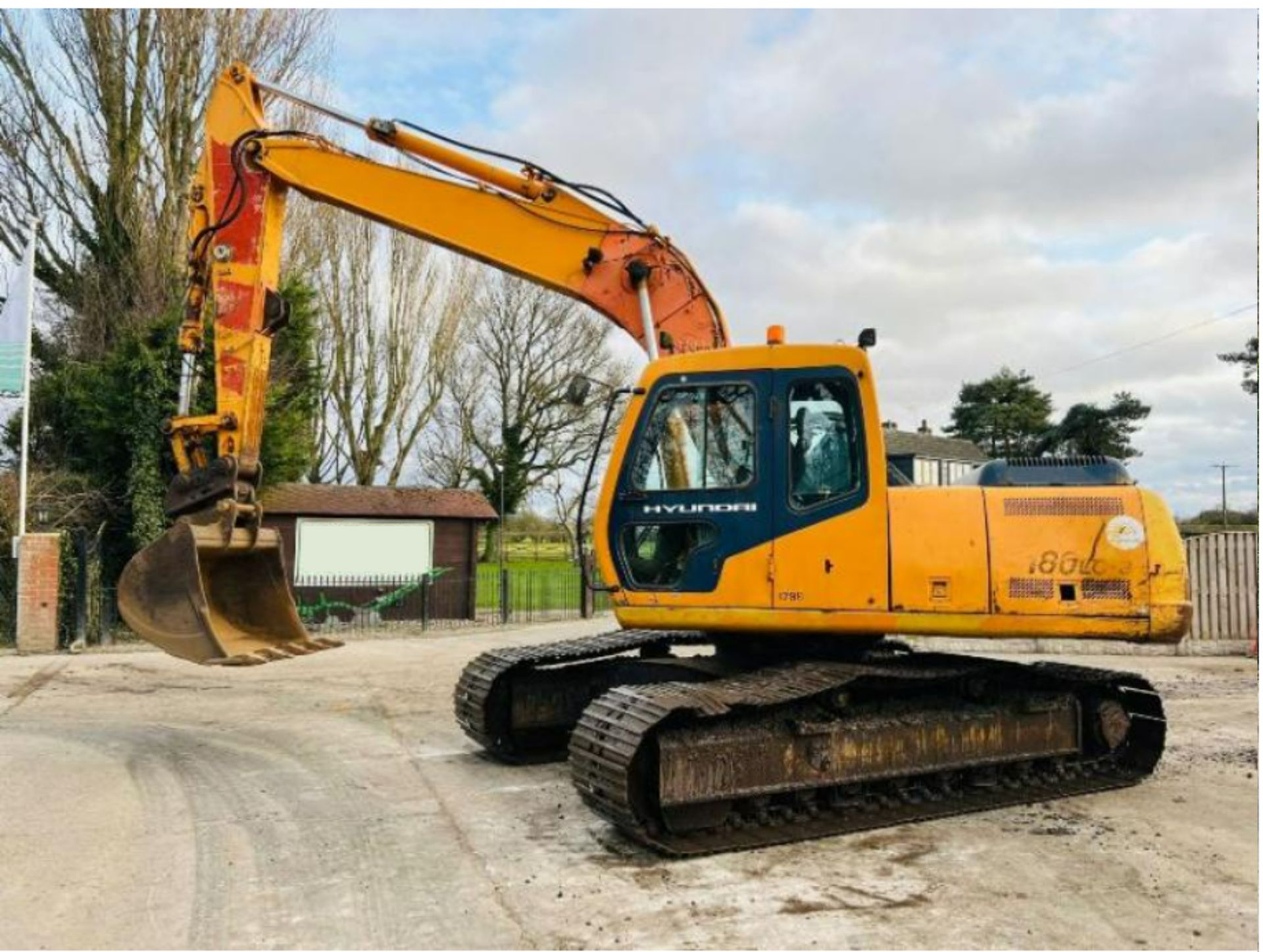 HYUNDIA R180LC-3 TRACKED EXCAVATOR C/W QUICK HITCH & BUCKET