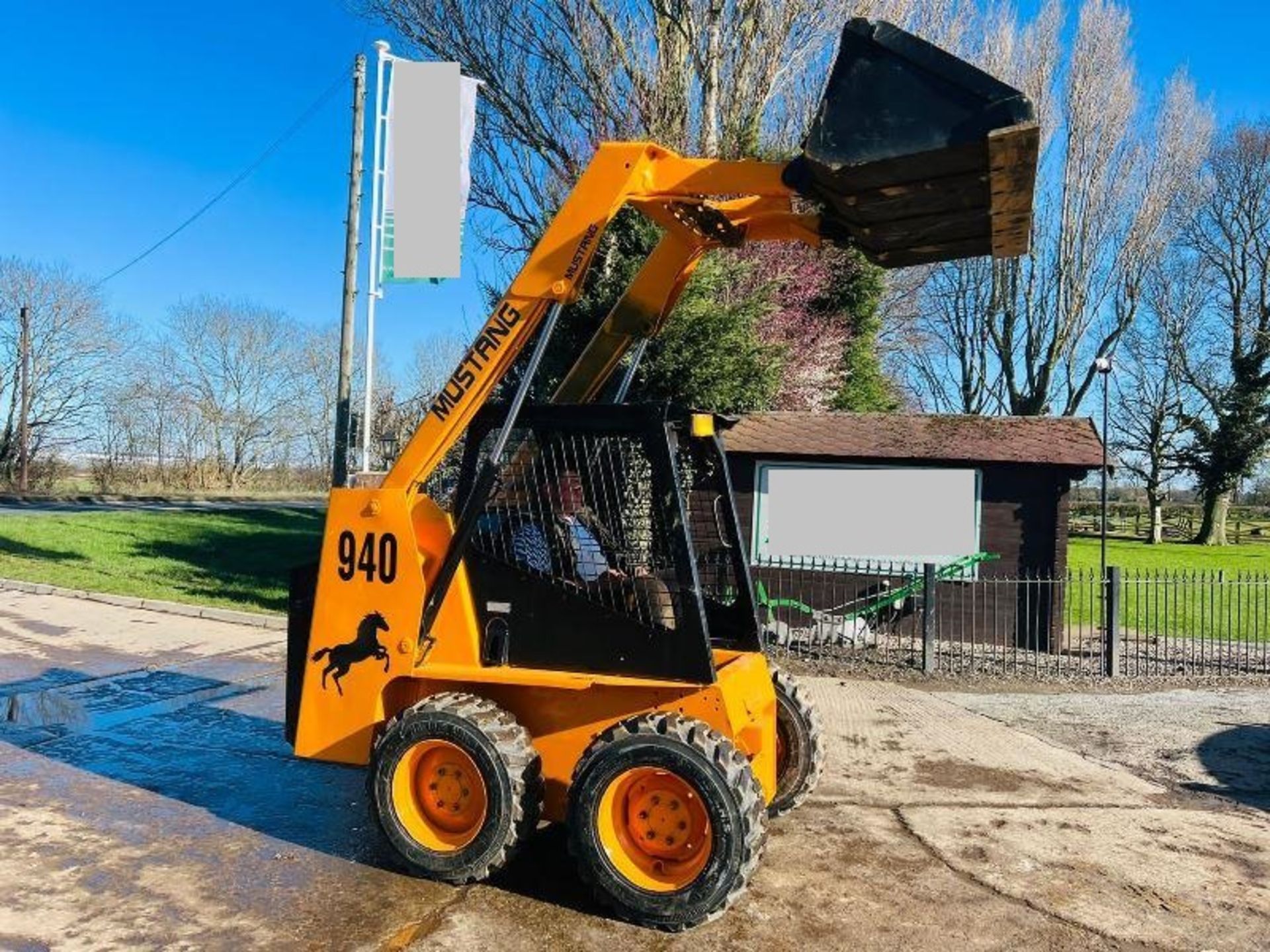 MUSTANG 940 4WD SKIDSTEER C/W BUCKET