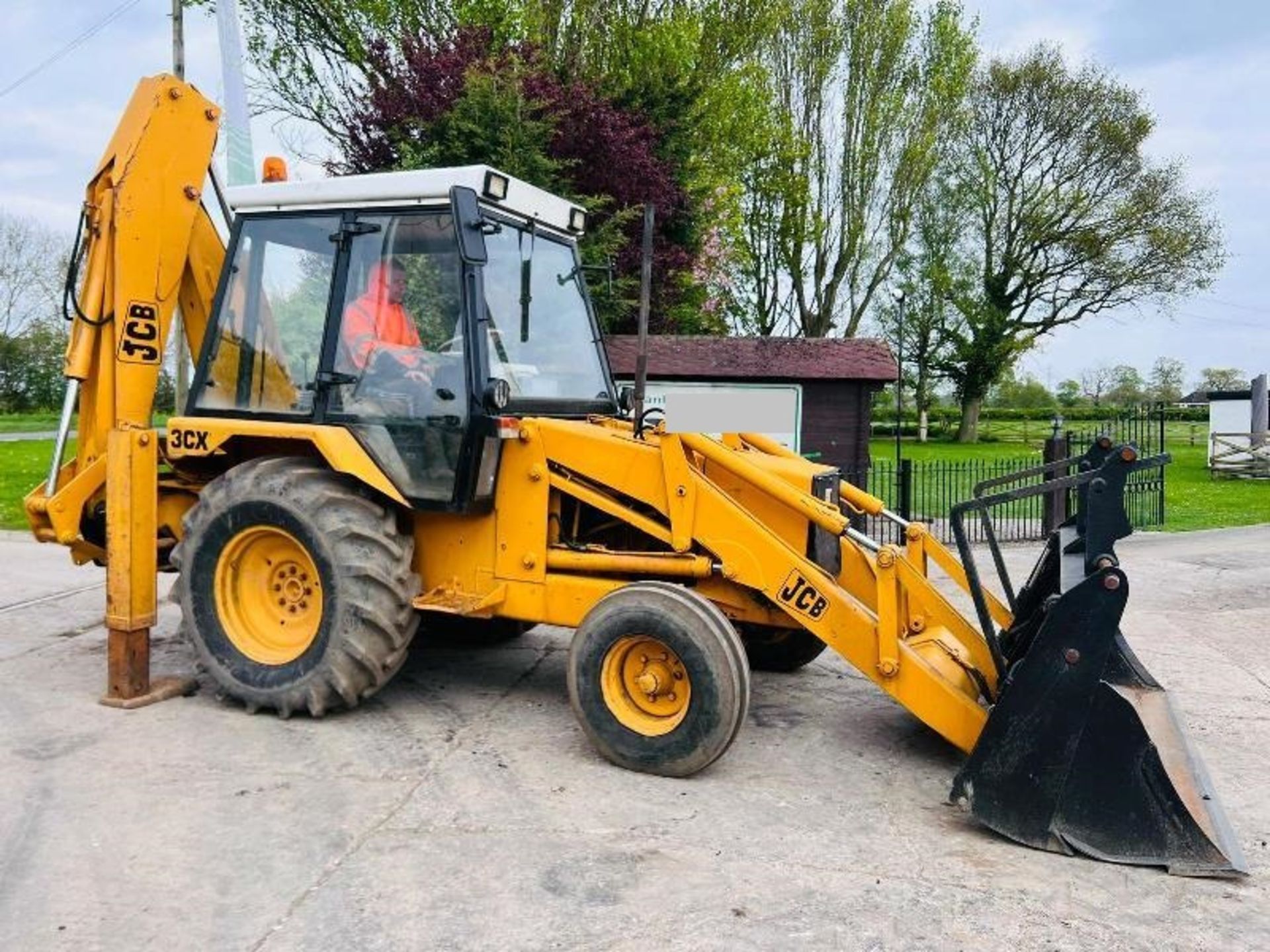 JCB 3CX BACKHOE DIGGER C/W EXTENDING DIG & 4 IN 1 BUCKET - Image 19 of 20