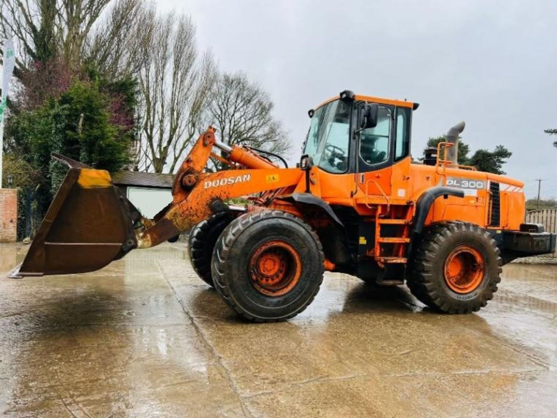 DOOSAN DL300 4WD LOADING SHOVEL C/W BUCKET & AC CABIN - Image 5 of 16