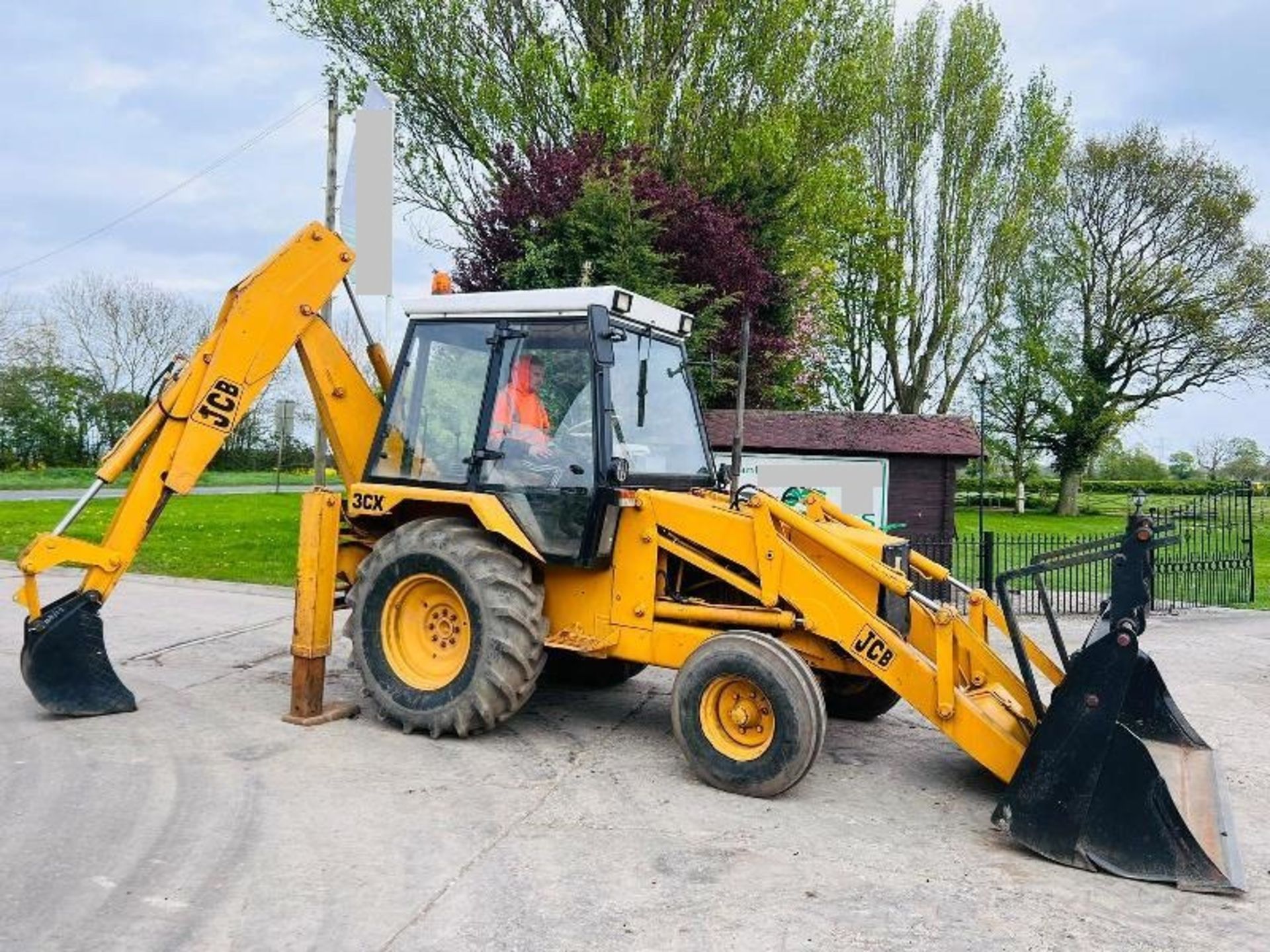 JCB 3CX BACKHOE DIGGER C/W EXTENDING DIG & 4 IN 1 BUCKET - Image 12 of 20