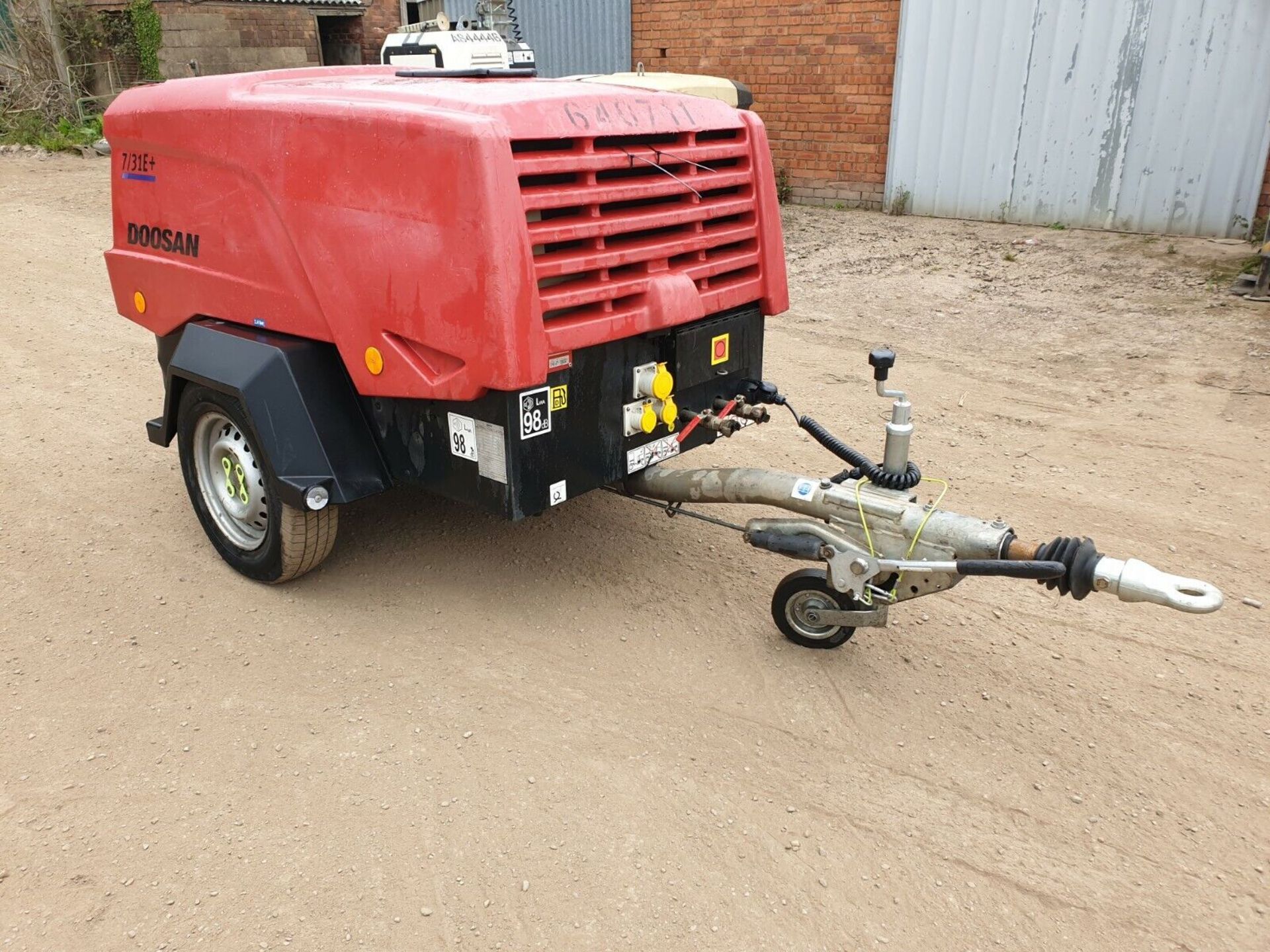 DOOSAN INGERSOLL RAND 7/31E DIESEL PORTABLE AIR COMPRESSOR WITH 110V GENERATOR - Image 3 of 8