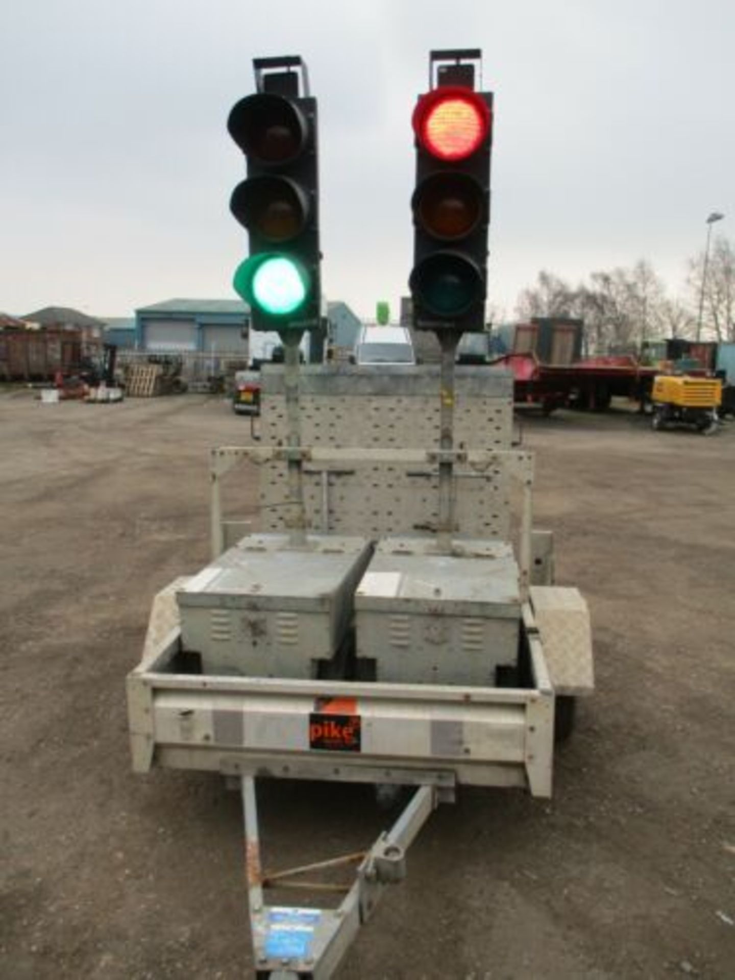 PIKE TRAFFIC LIGHTS RADIO LIGHT BATTERY 2 WAY DELIVERY ARRANGED - Image 5 of 8