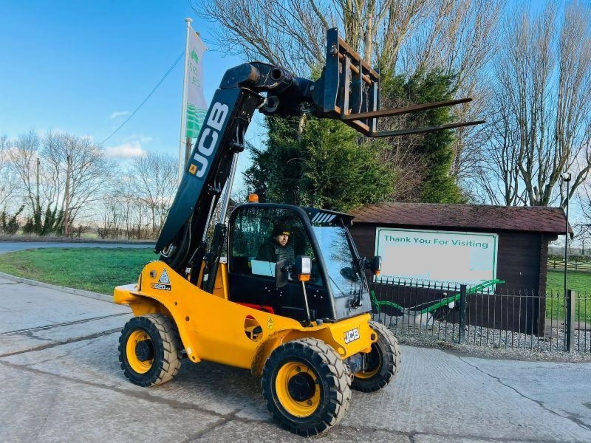 JCB 520-40 4WD TELEHANDLER * YEAR 2011 * C/W PALLET TINES - Image 3 of 13