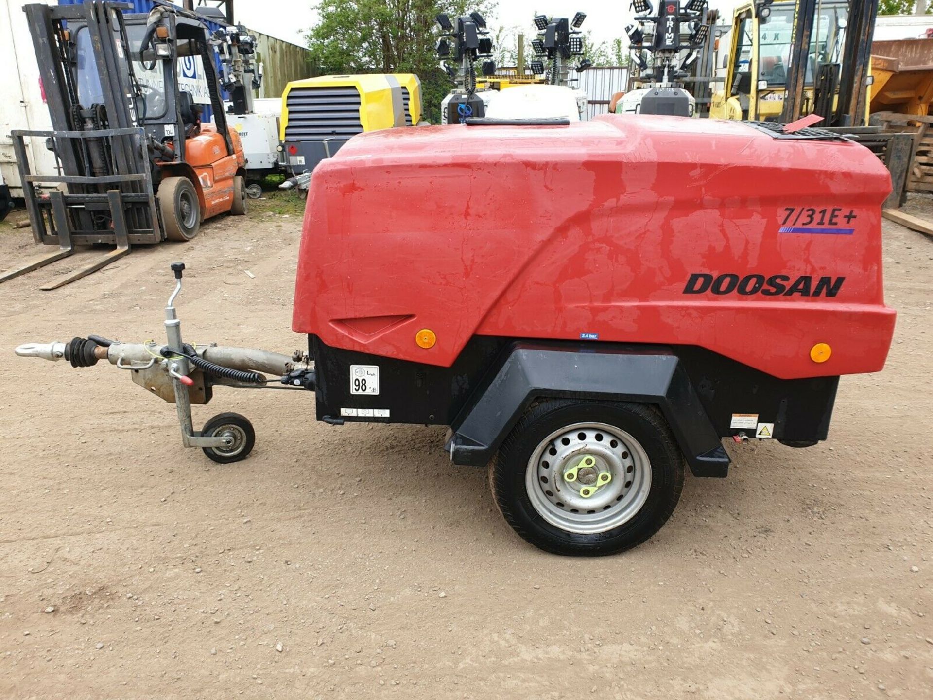 DOOSAN INGERSOLL RAND 7/31E DIESEL PORTABLE AIR COMPRESSOR WITH 110V GENERATOR