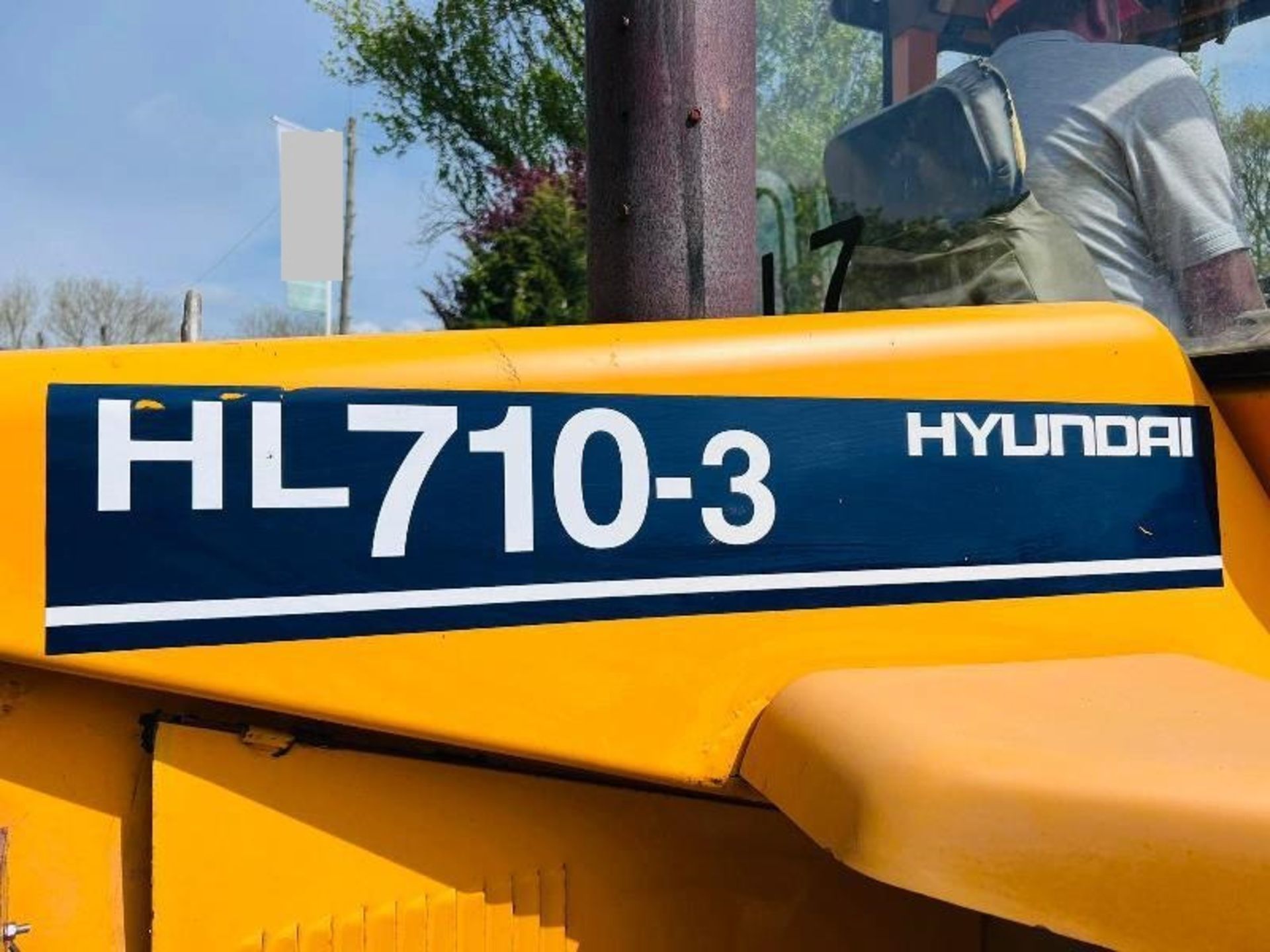 HYUNDIA HL710-3 4WD LOADING SHOVEL *4061 HOURS* C/W THREE IN ONE BUCKET - Image 16 of 20