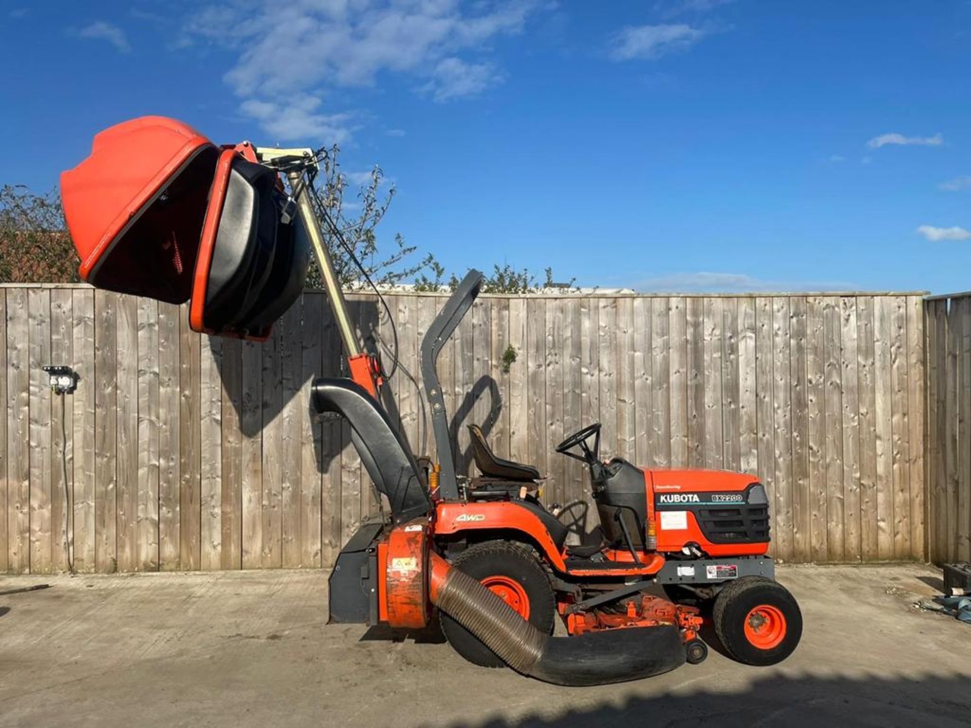 KUBOTA BX2200 4WD DIESEL MOWER & REAR HYDRAULIC COLLECTOR - Image 3 of 5