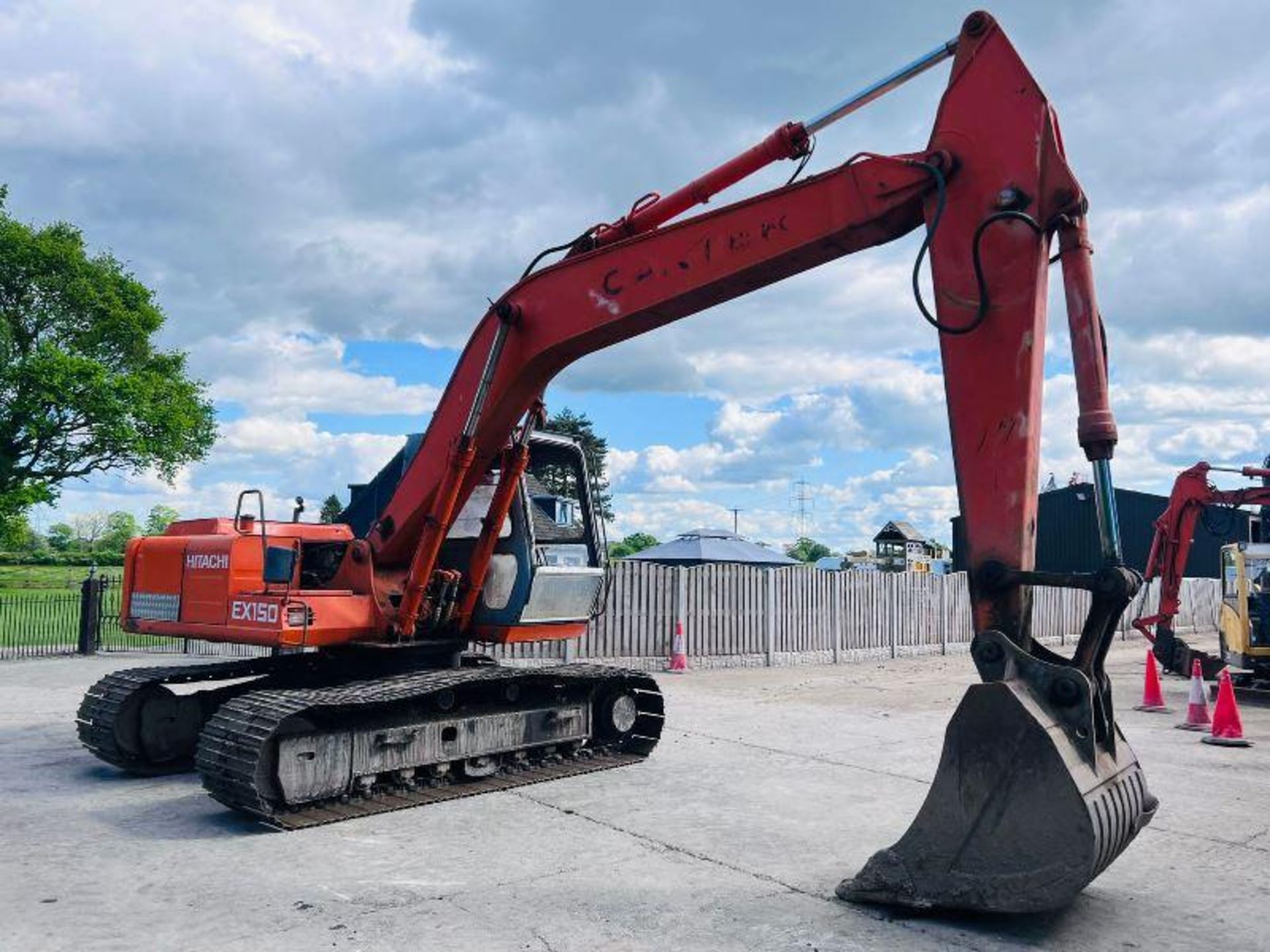 HITACHI EX150 TRACKED EXCAVATOR C/W BUCKET - Image 23 of 23