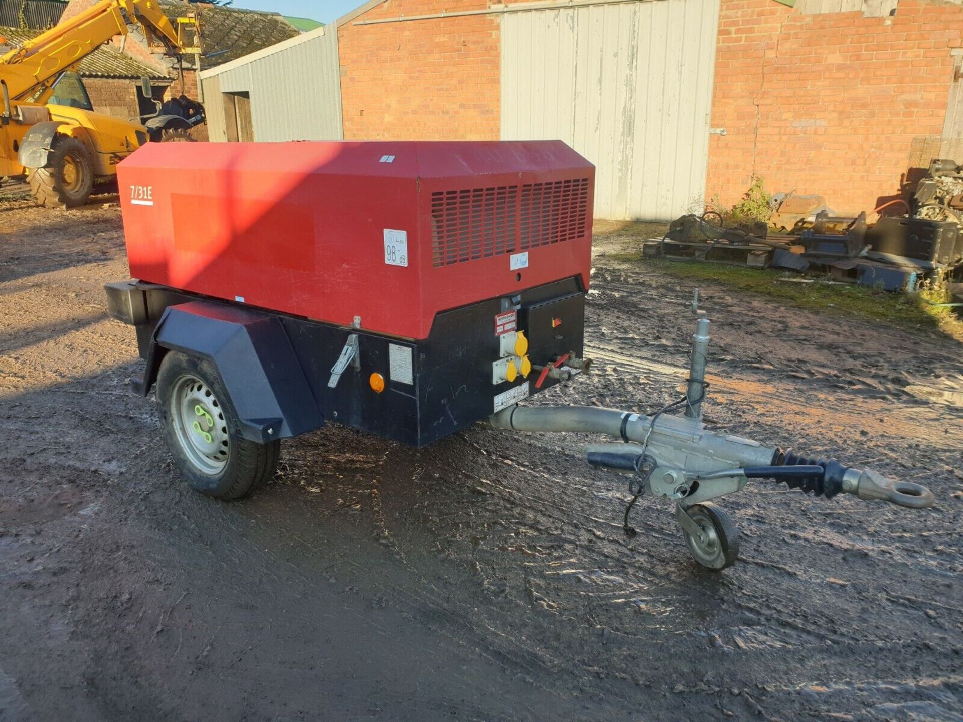 DOOSAN INGERSOLL RAND 7/31E DIESEL PORTABLE AIR COMPRESSOR WITH 110V GENERATOR - Image 2 of 8