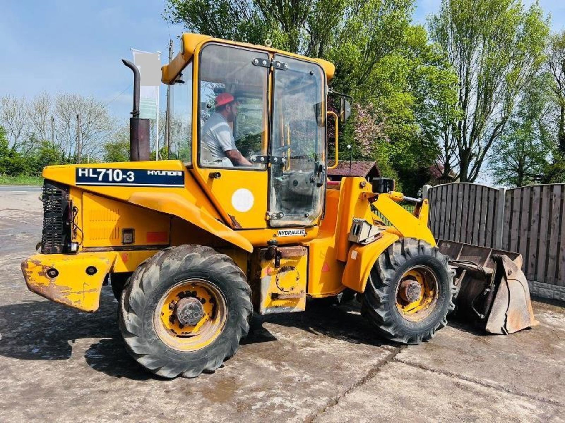 HYUNDIA HL710-3 4WD LOADING SHOVEL *4061 HOURS* C/W THREE IN ONE BUCKET - Image 18 of 20