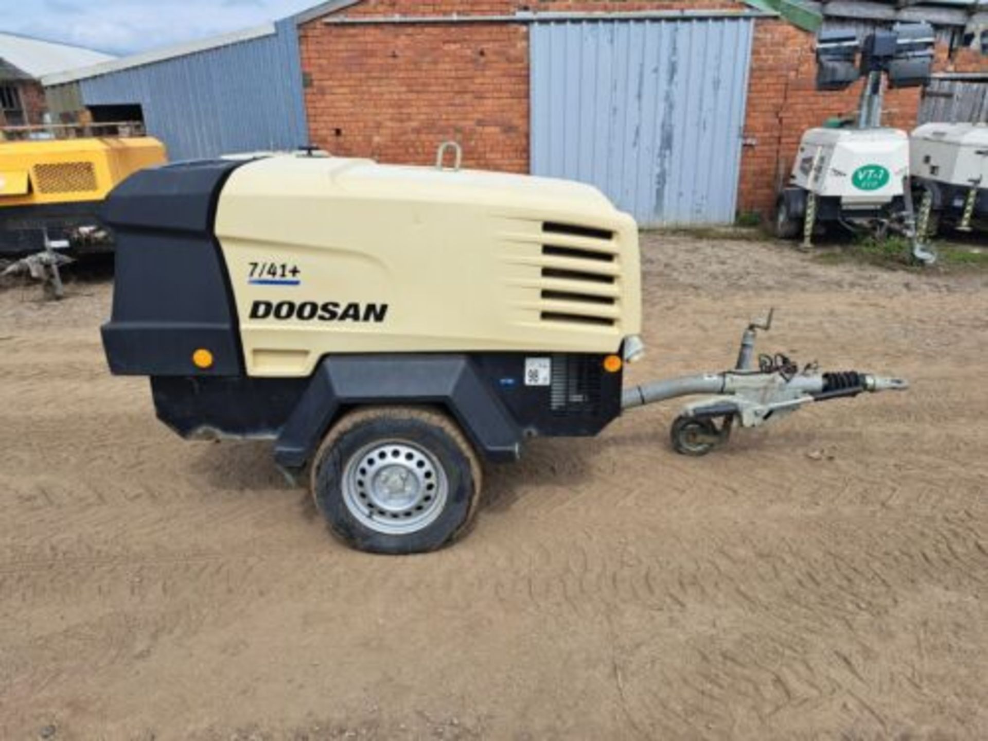 DOOSAN INGERSOLL RAND 7/41E DIESEL AIR COMPRESSOR GENERATOR 280 HOURS ONLY - Image 4 of 8