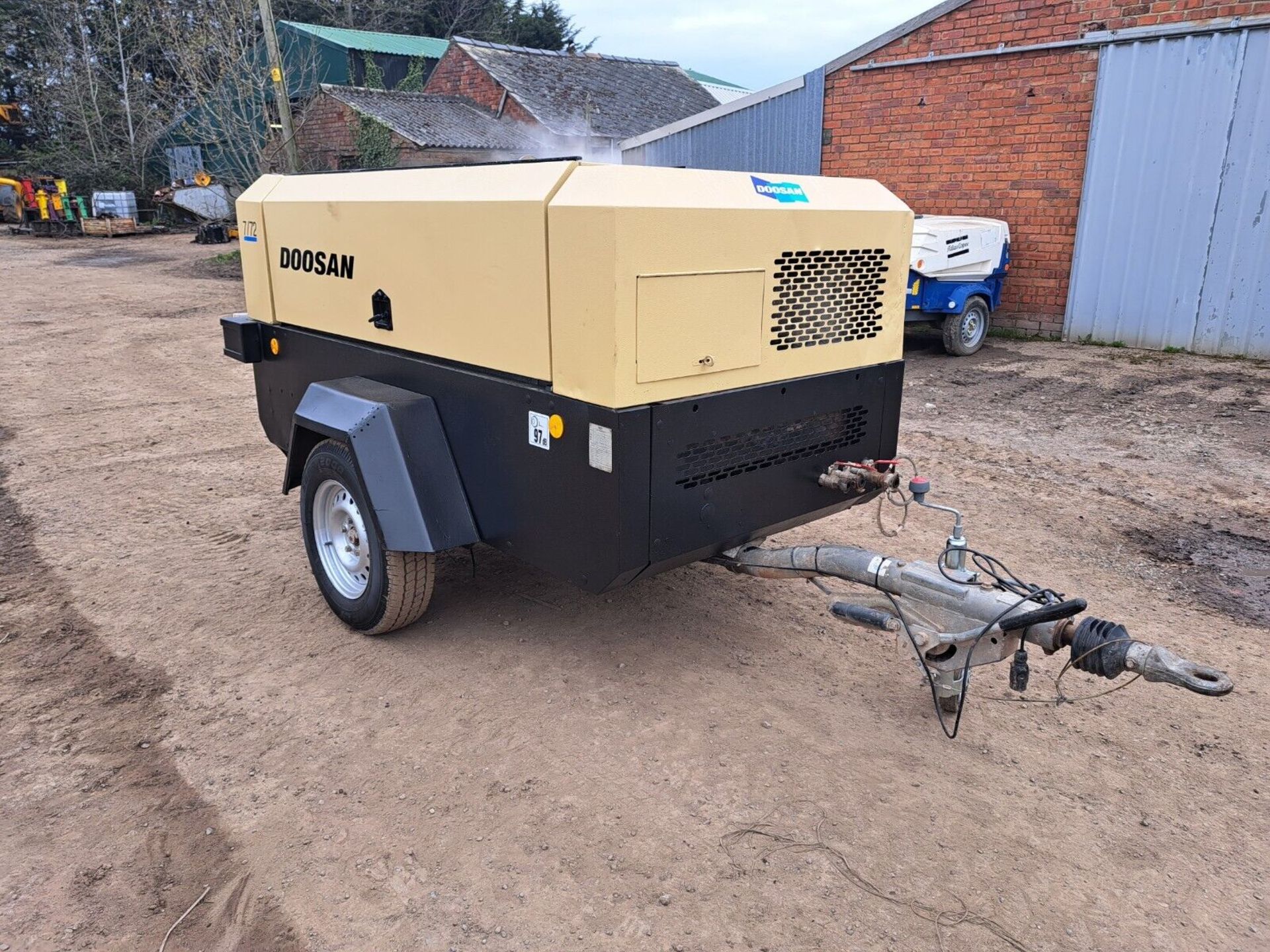 DOOSAN COMPRESSOR 7/72 PORTABLE COMPRESSOR 260CFM - Image 3 of 9