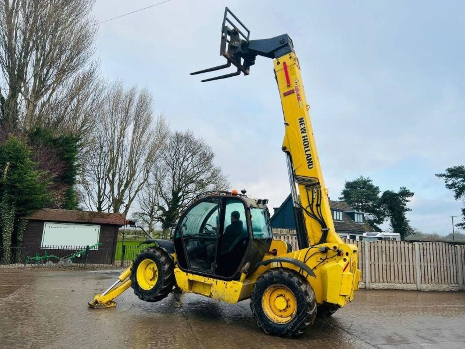 NEW HOLLAND LM1345 TURBO 4WD TELEHANDLER * 13 METER * C/W PALLET TINES. - Image 7 of 14