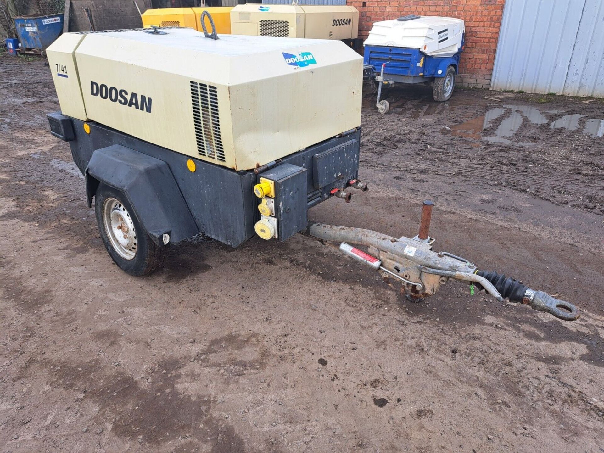 DOOSAN INGERSOLL RAND 7/41 DIESEL PORTABLE AIR COMPRESSOR LOW HOURS - Image 2 of 7