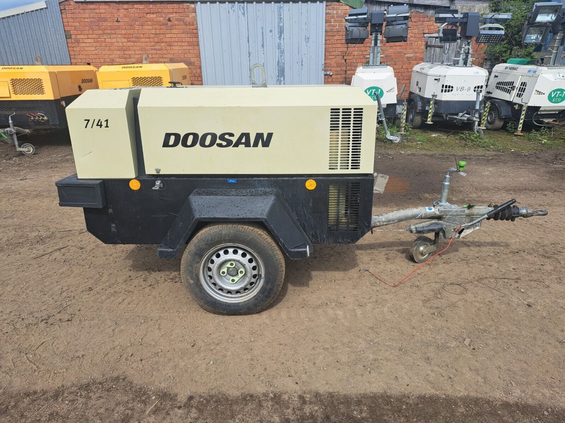 DOOSAN INGERSOLL RAND 7/41 DIESEL PORTABLE AIR COMPRESSOR LOW HOURS - Image 3 of 9