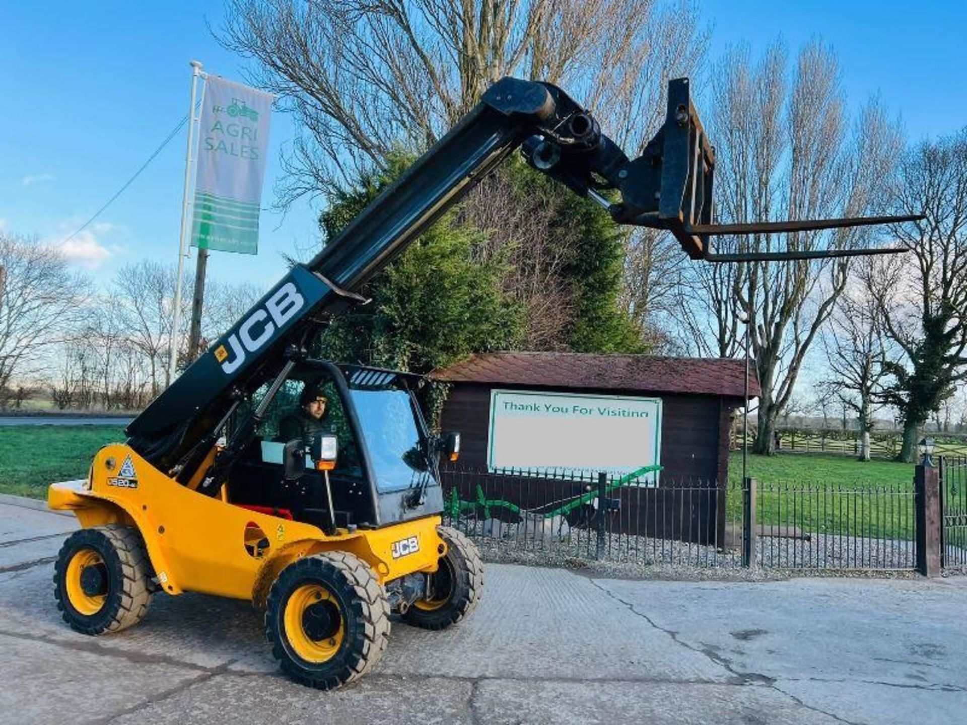 JCB 520-40 4WD TELEHANDLER * YEAR 2011 * C/W PALLET TINES - Image 12 of 13